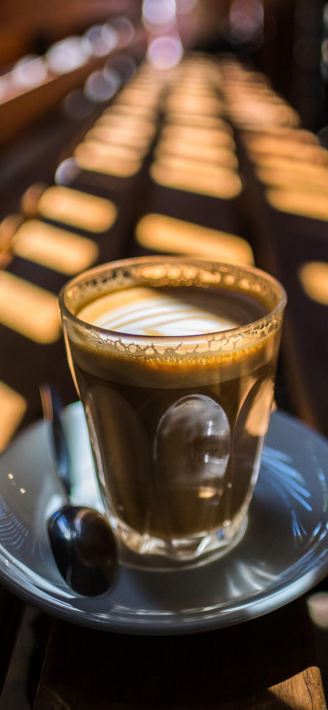 Klarglastasse Auf Blauer Keramikuntertasse. Wallpaper in 1125x2436 Resolution