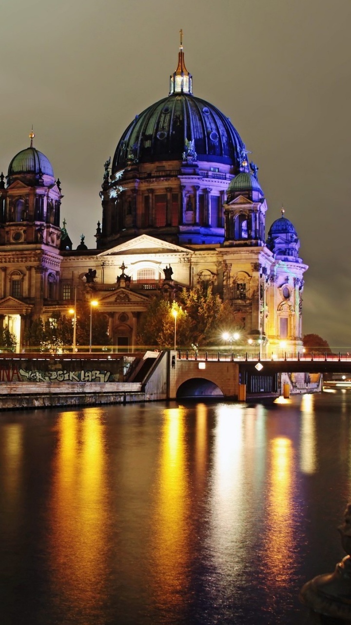 Blaues Und Braunes Kuppelgebäude in Der Nähe Eines Gewässers Während Der Nacht. Wallpaper in 720x1280 Resolution