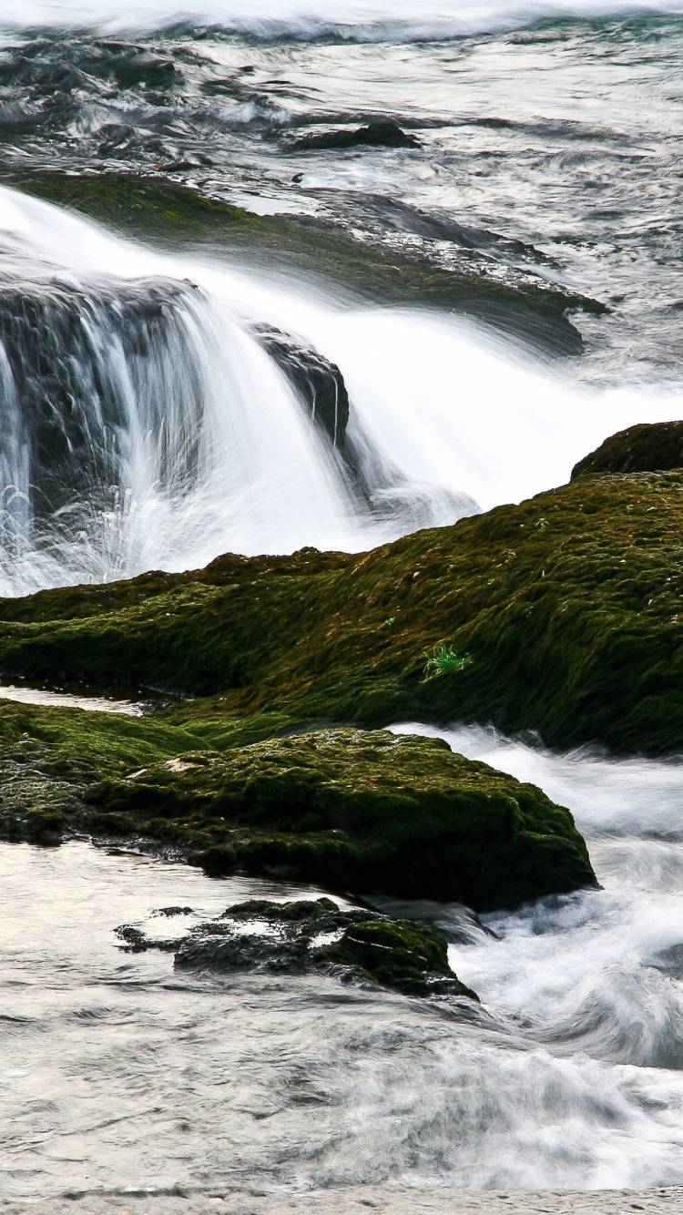L'eau Tombe Sur la Roche Brune et Verte. Wallpaper in 750x1334 Resolution
