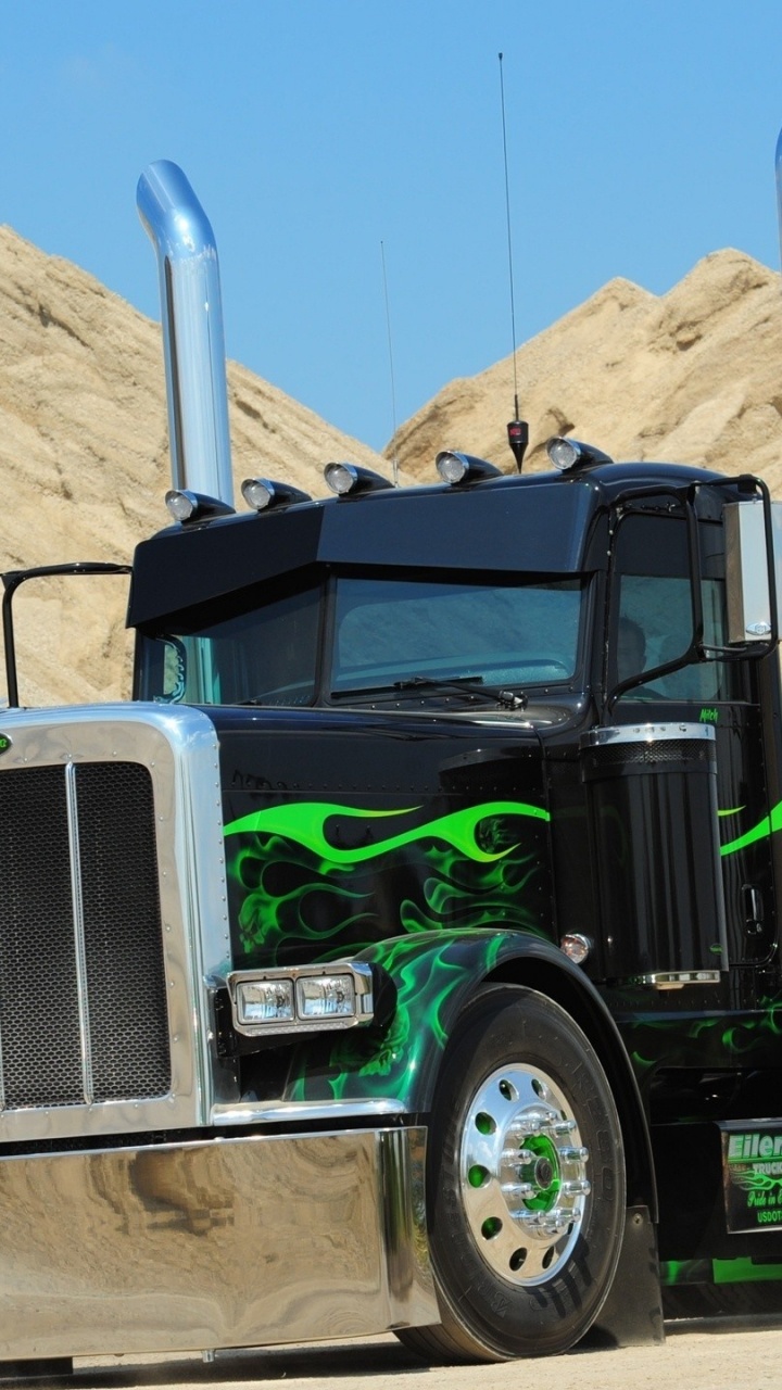 Camion Vert et Blanc Sur Sable Brun Pendant la Journée. Wallpaper in 720x1280 Resolution