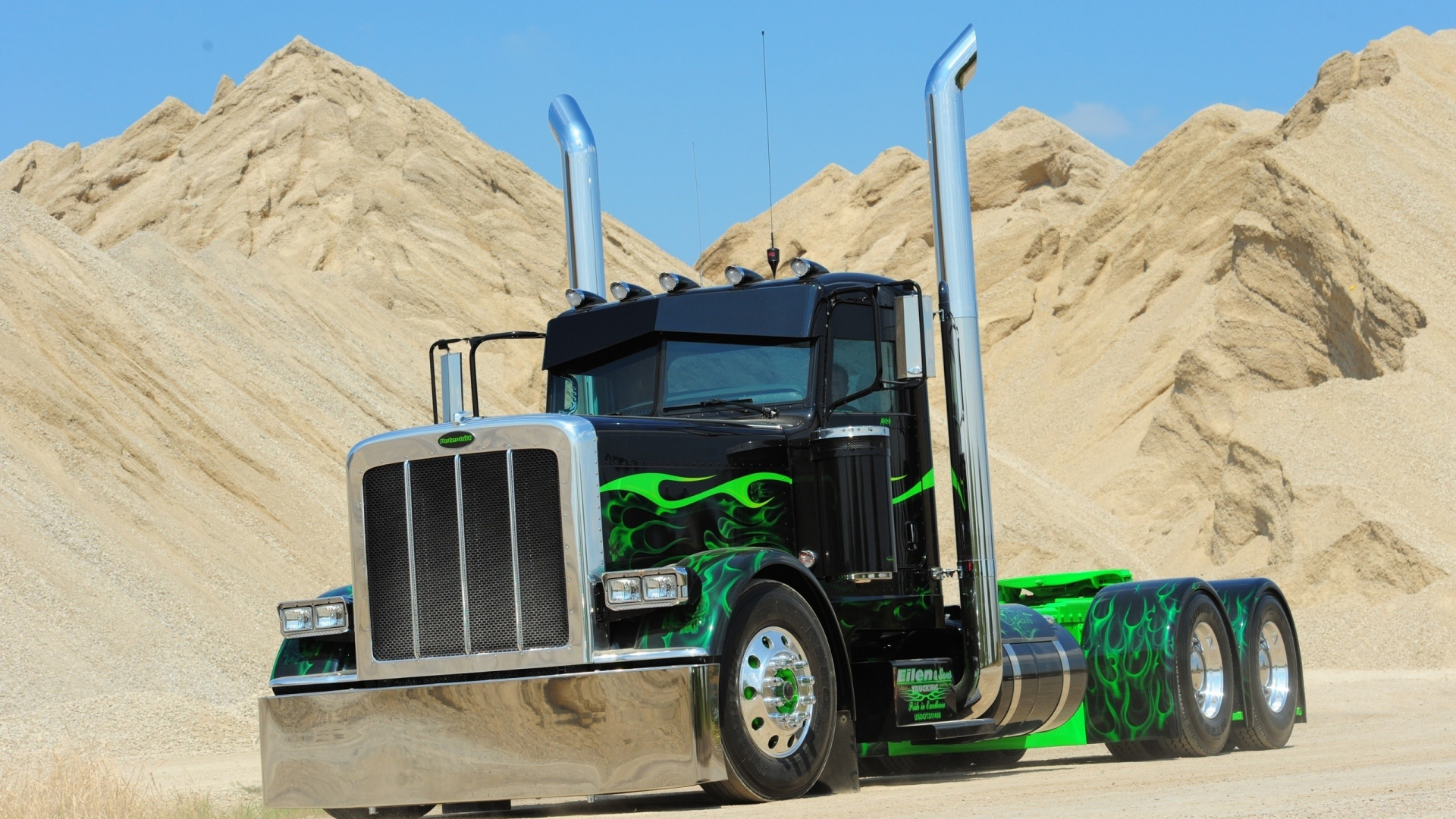 Green and White Truck on Brown Sand During Daytime. Wallpaper in 1920x1080 Resolution