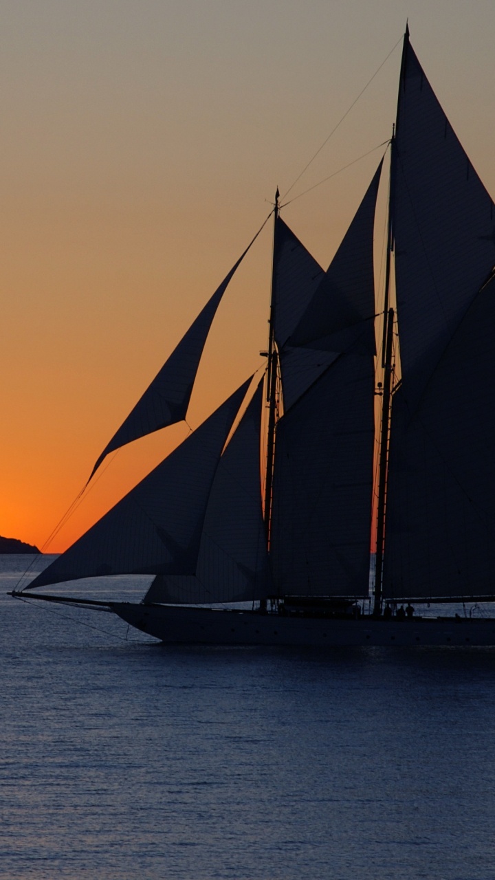 Voilier en Mer au Coucher du Soleil. Wallpaper in 720x1280 Resolution