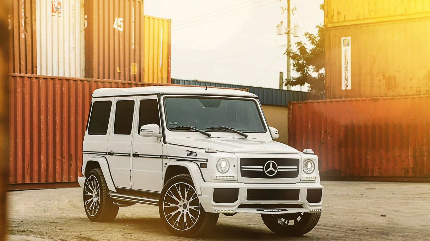 Jeep Wrangler Blanc Garé Sur Une Route Goudronnée Grise Pendant la Journée. Wallpaper in 1366x768 Resolution