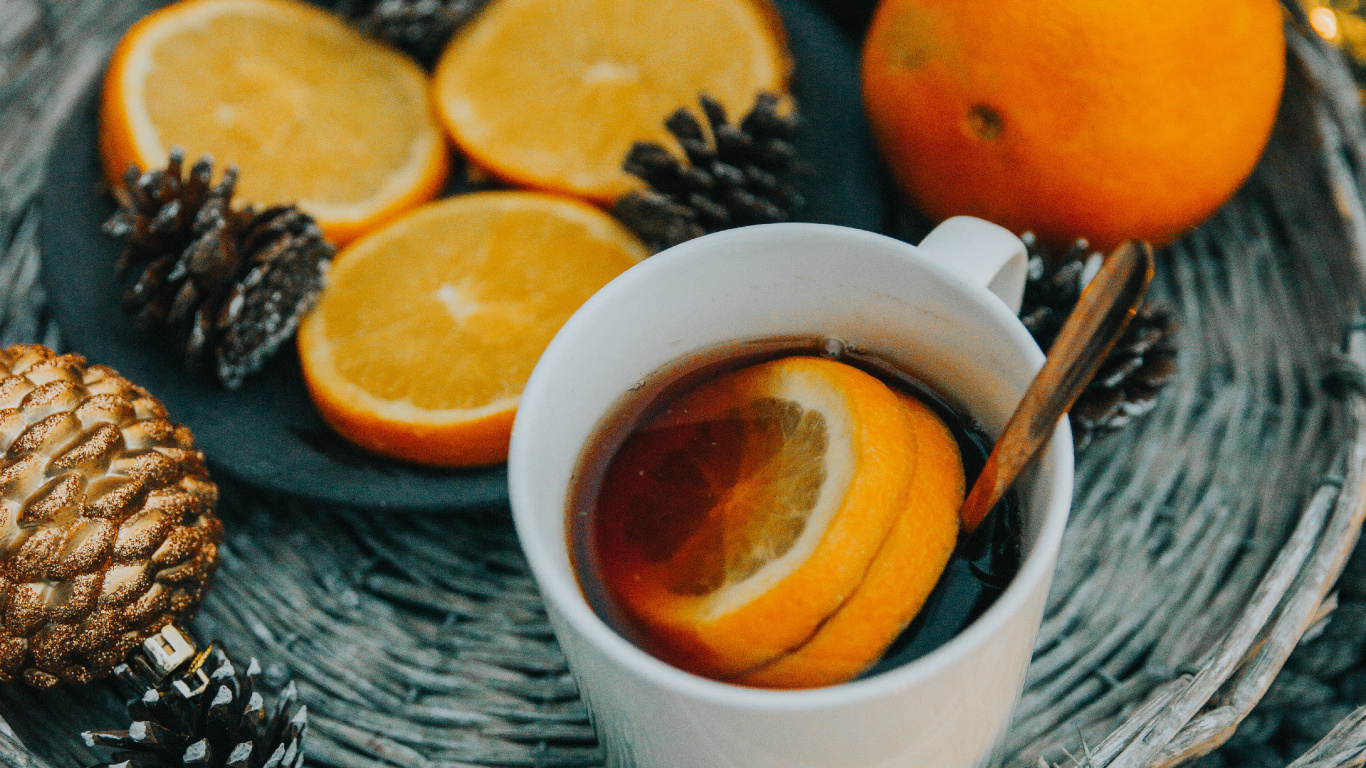 Mug en Céramique Blanche Avec Liquide Marron à L'intérieur. Wallpaper in 1366x768 Resolution