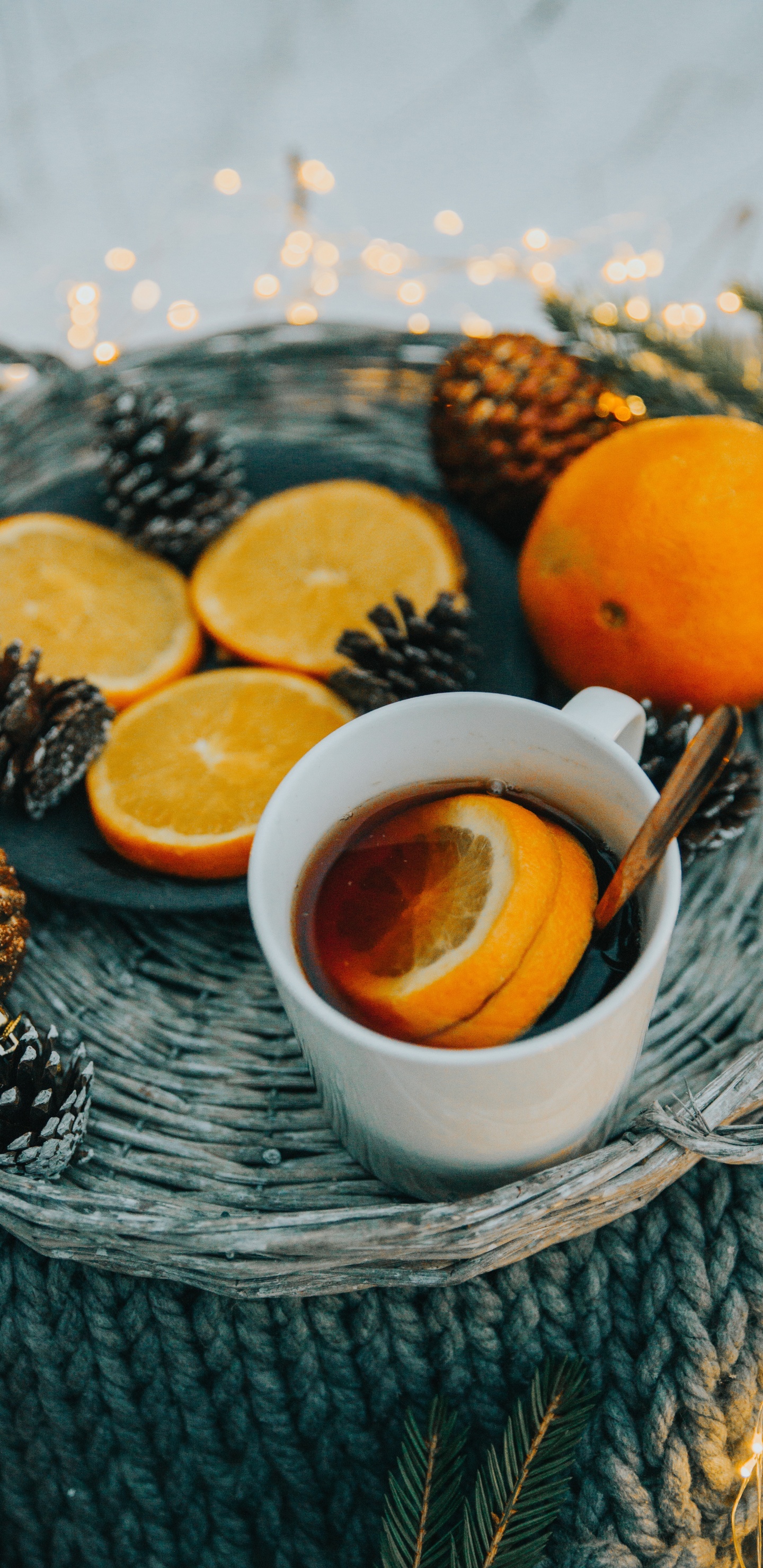 Mug en Céramique Blanche Avec Liquide Marron à L'intérieur. Wallpaper in 1440x2960 Resolution