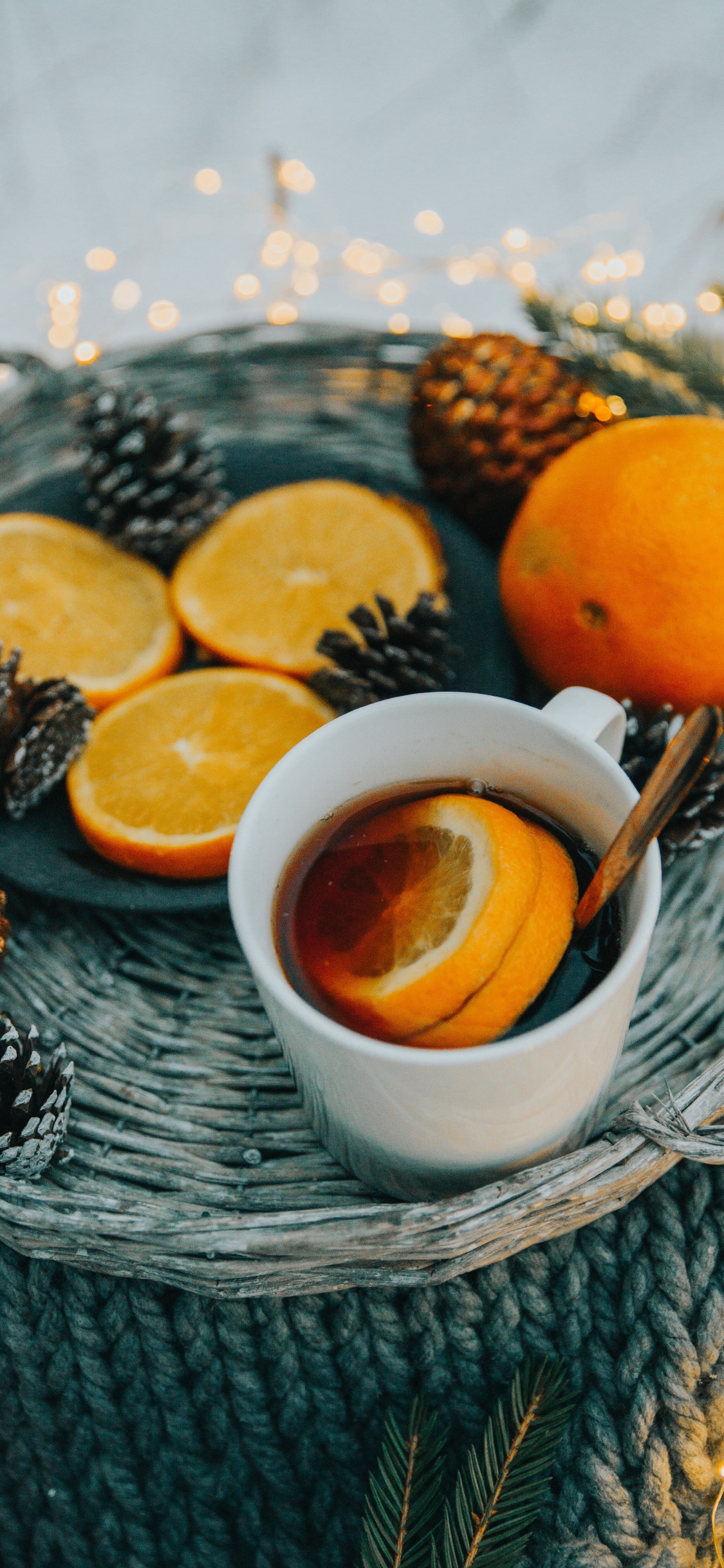 Taza de Cerámica Blanca Con Líquido Marrón en el Interior. Wallpaper in 1125x2436 Resolution