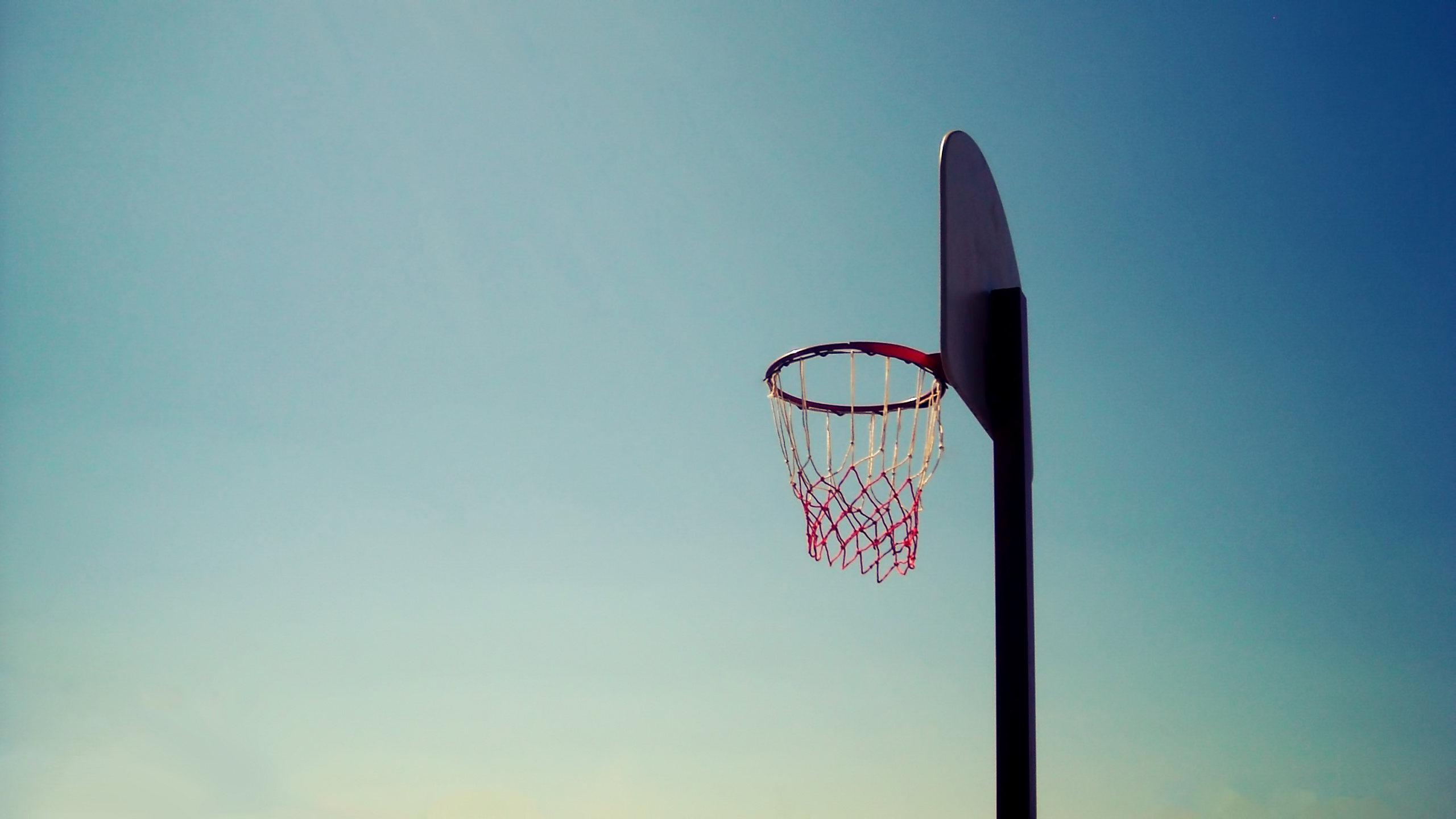 Basketball Hoop Under Blue Sky During Daytime. Wallpaper in 2560x1440 Resolution
