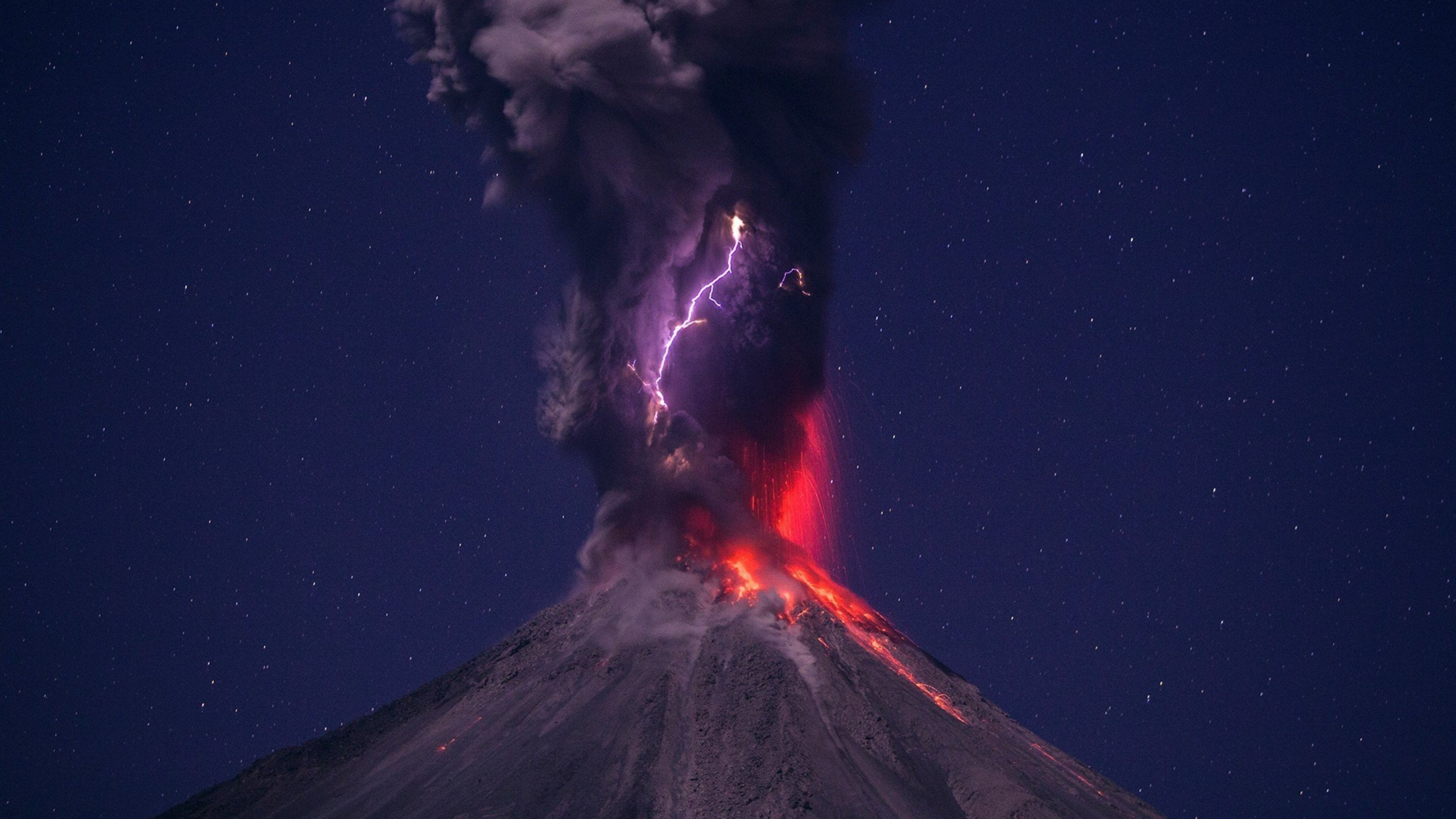 Weißer Rauch am Schwarzen Himmel. Wallpaper in 2560x1440 Resolution