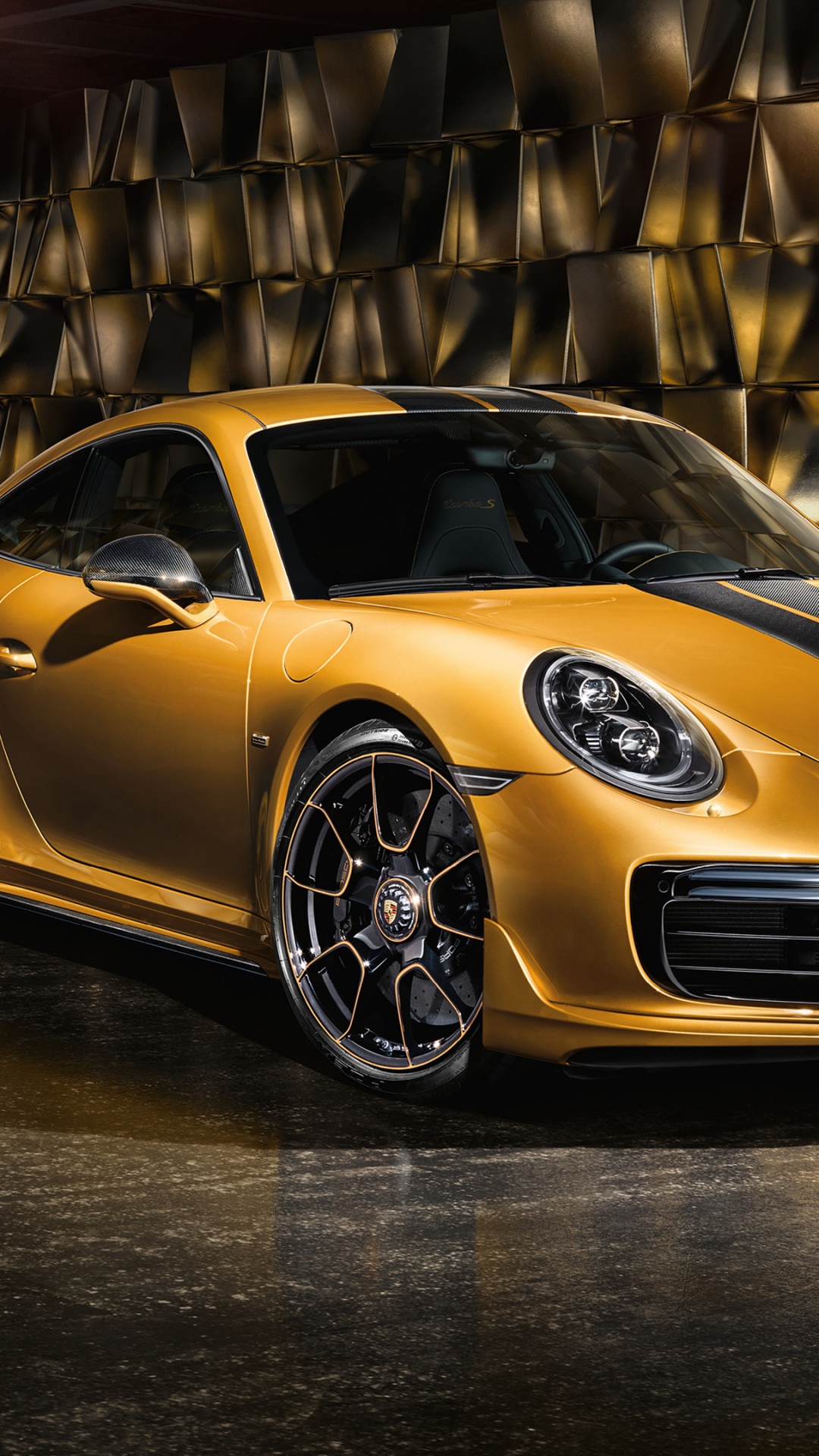 Porsche 911 Jaune Garée Dans Une Chambre. Wallpaper in 1080x1920 Resolution