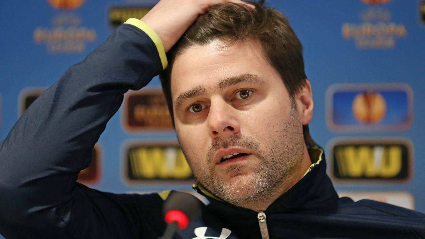 Homme en Veste Zippée Noire. Wallpaper in 1366x768 Resolution