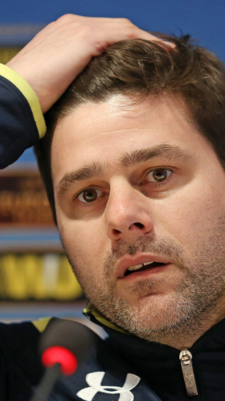 Homme en Veste Zippée Noire. Wallpaper in 750x1334 Resolution