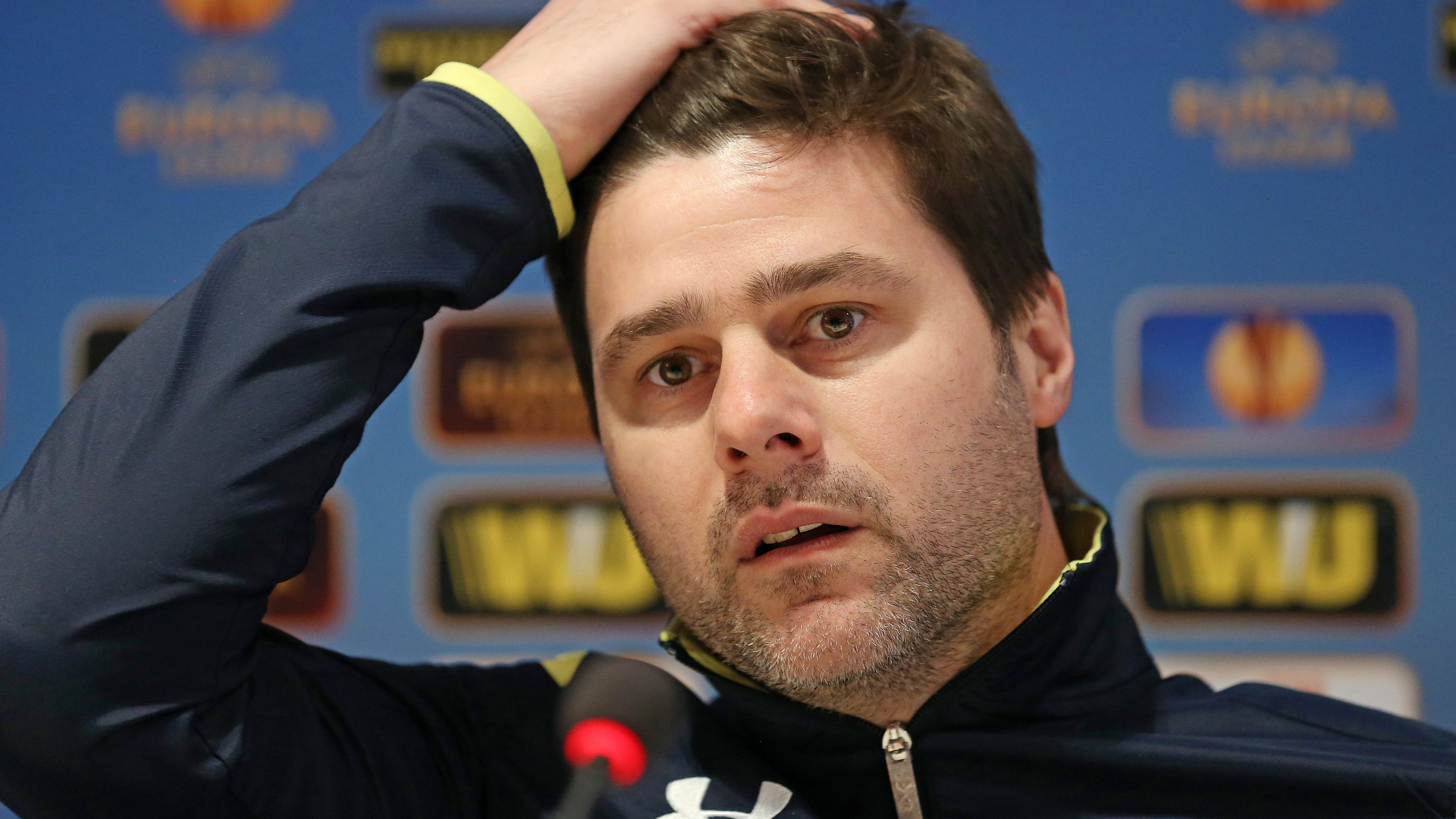 Hombre Con Chaqueta Negra Con Cremallera. Wallpaper in 3840x2160 Resolution