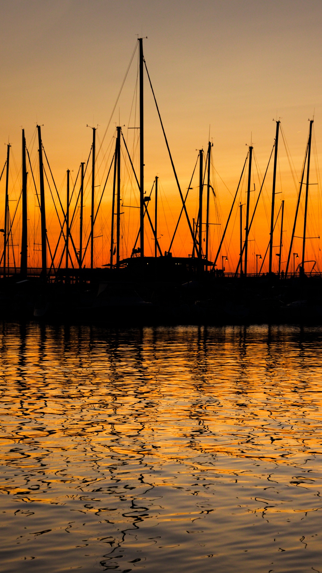 Silueta de Barco Sobre el Agua Durante la Puesta de Sol. Wallpaper in 1080x1920 Resolution