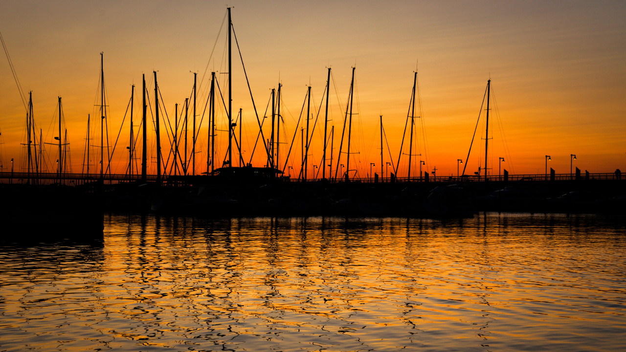 Silhouette Des Bootes Auf Dem Wasser Bei Sonnenuntergang. Wallpaper in 1280x720 Resolution