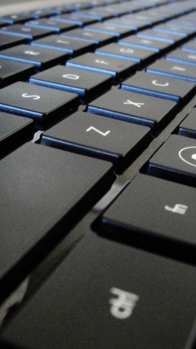 Schwarzer Und Silberner Laptop-Computer. Wallpaper in 750x1334 Resolution