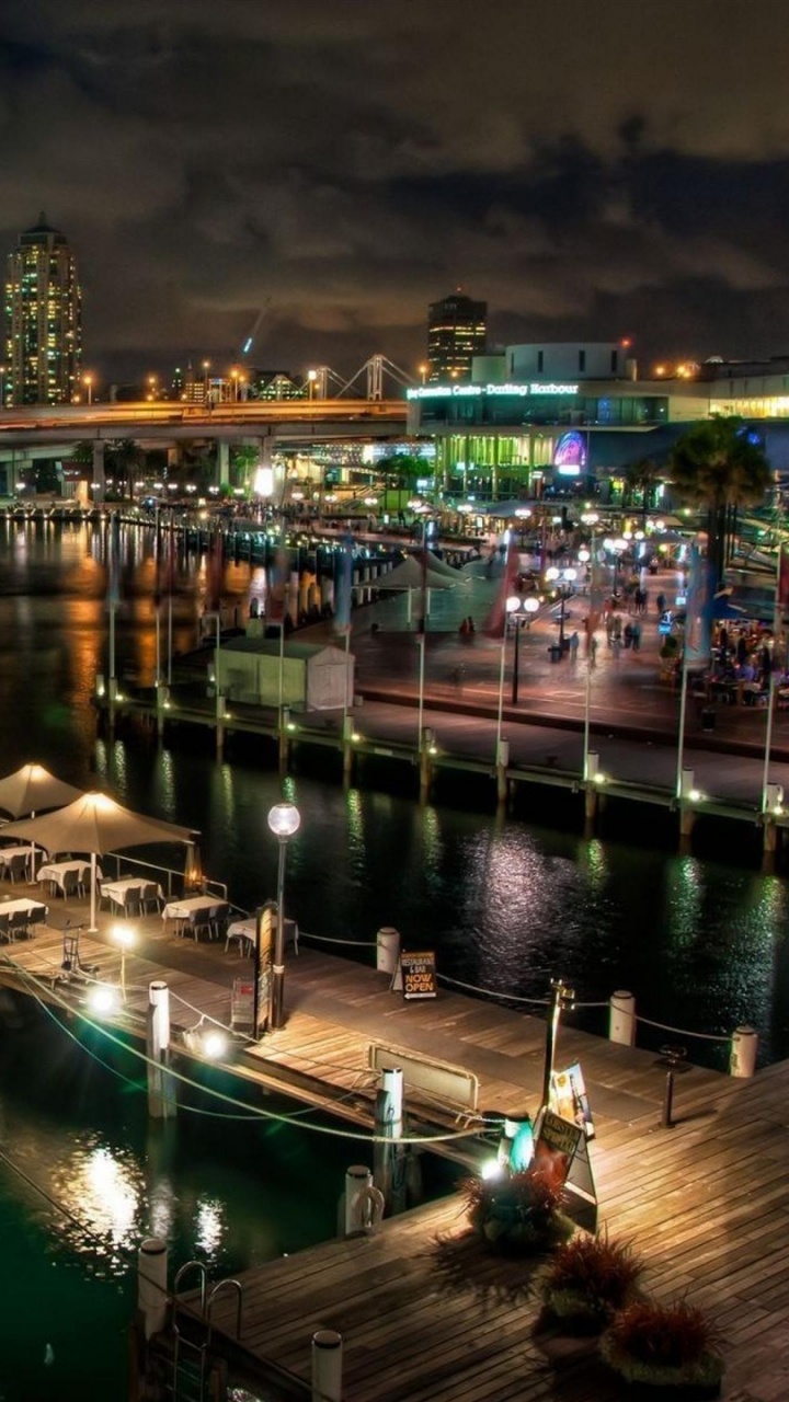 Bateau Blanc et Marron Sur le Quai Pendant la Nuit. Wallpaper in 720x1280 Resolution