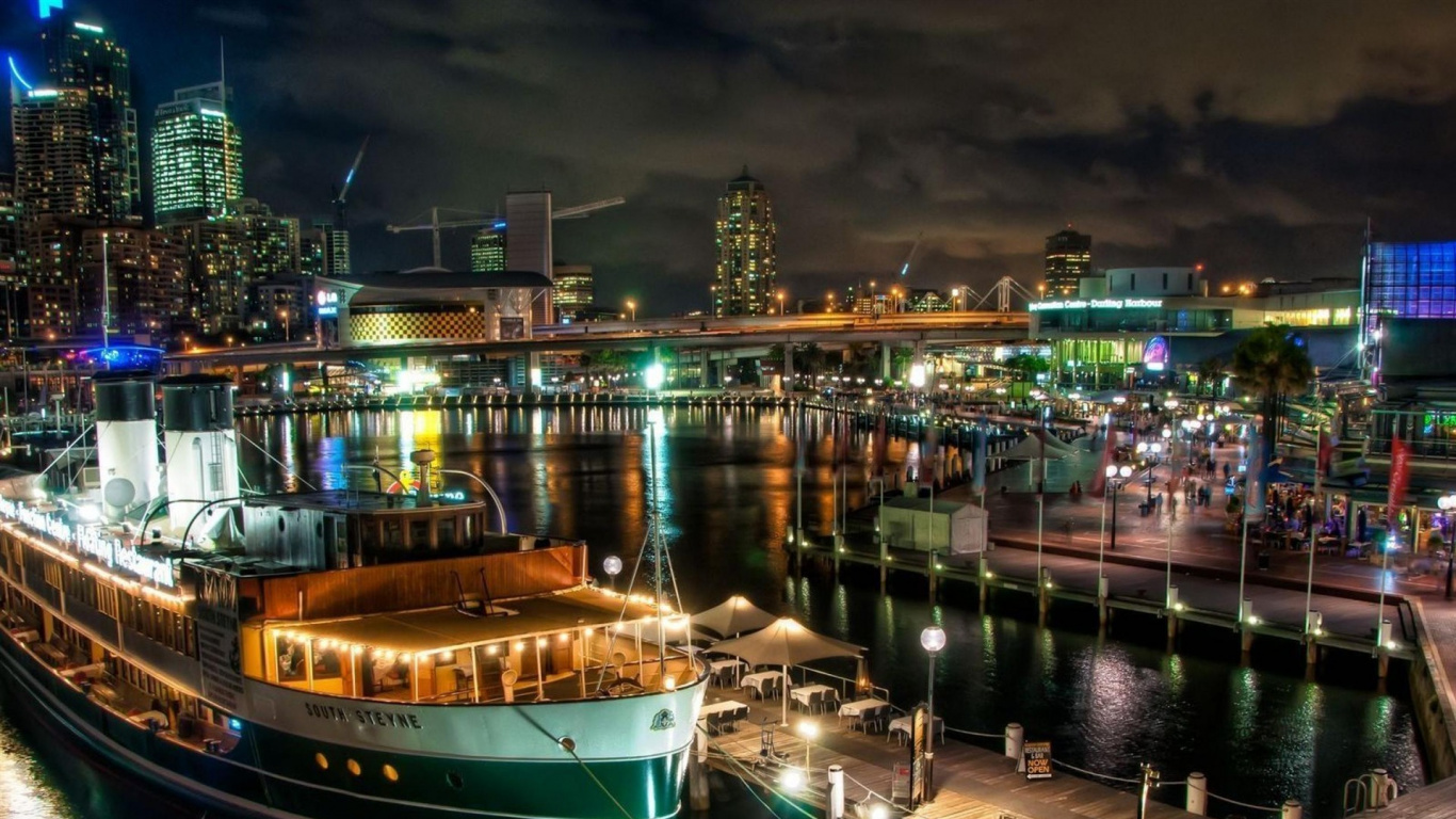 Weißes Und Braunes Boot am Dock Während Der Nacht. Wallpaper in 1366x768 Resolution