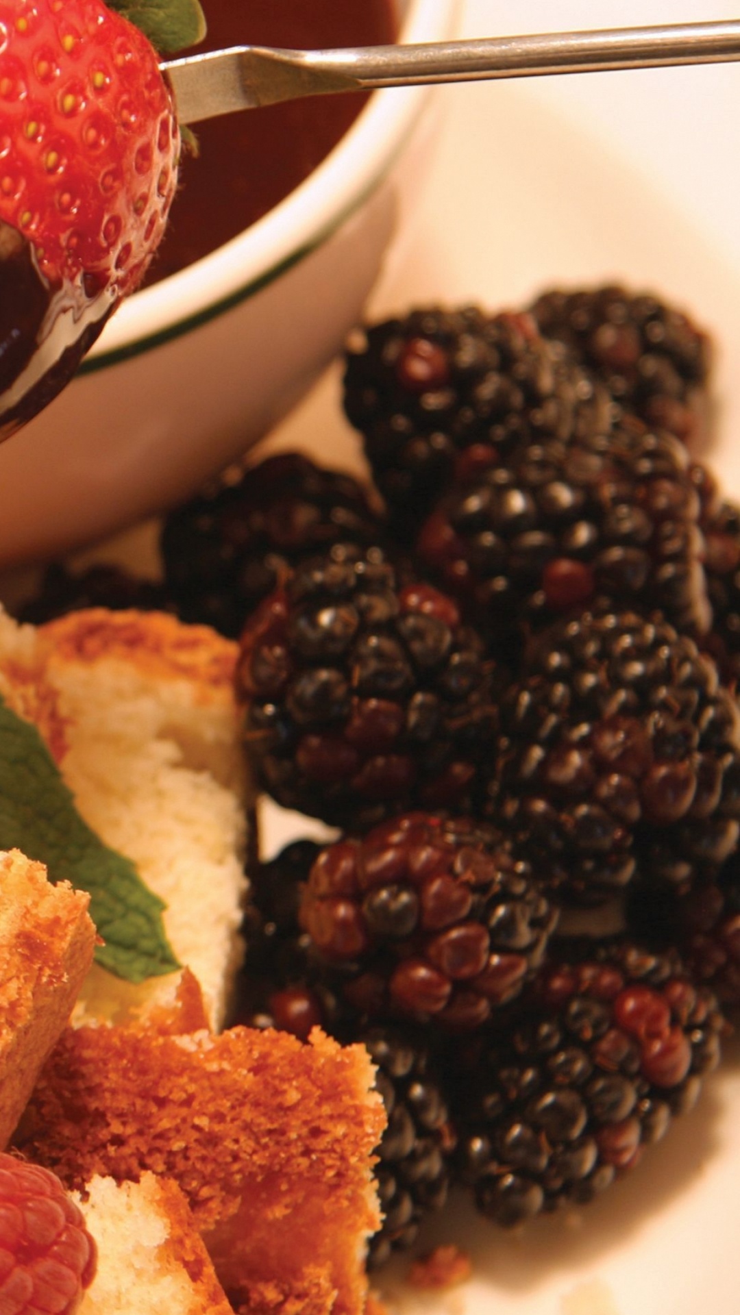 Fresas y Crema en Cuenco de Cerámica Blanca. Wallpaper in 1080x1920 Resolution