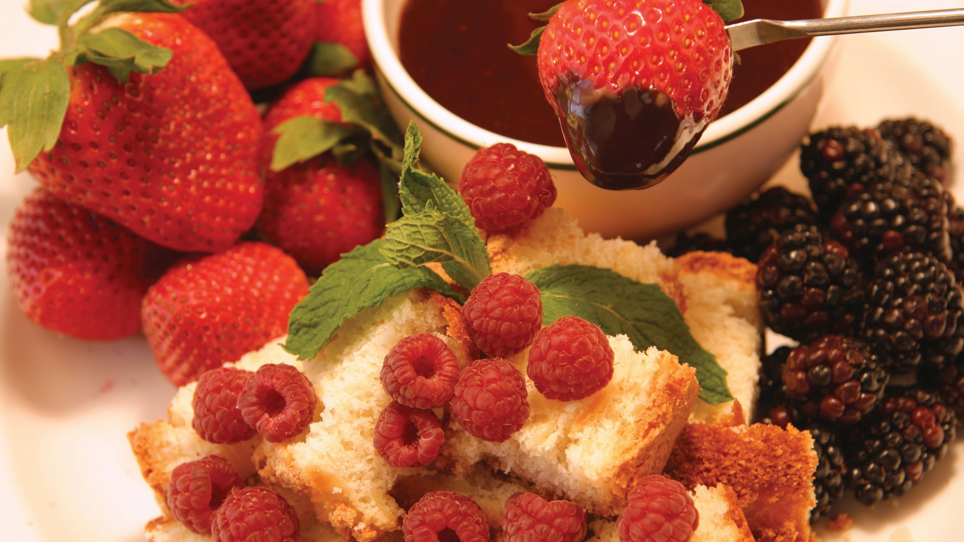 Fraises et Crème Sur Bol en Céramique Blanche. Wallpaper in 1920x1080 Resolution