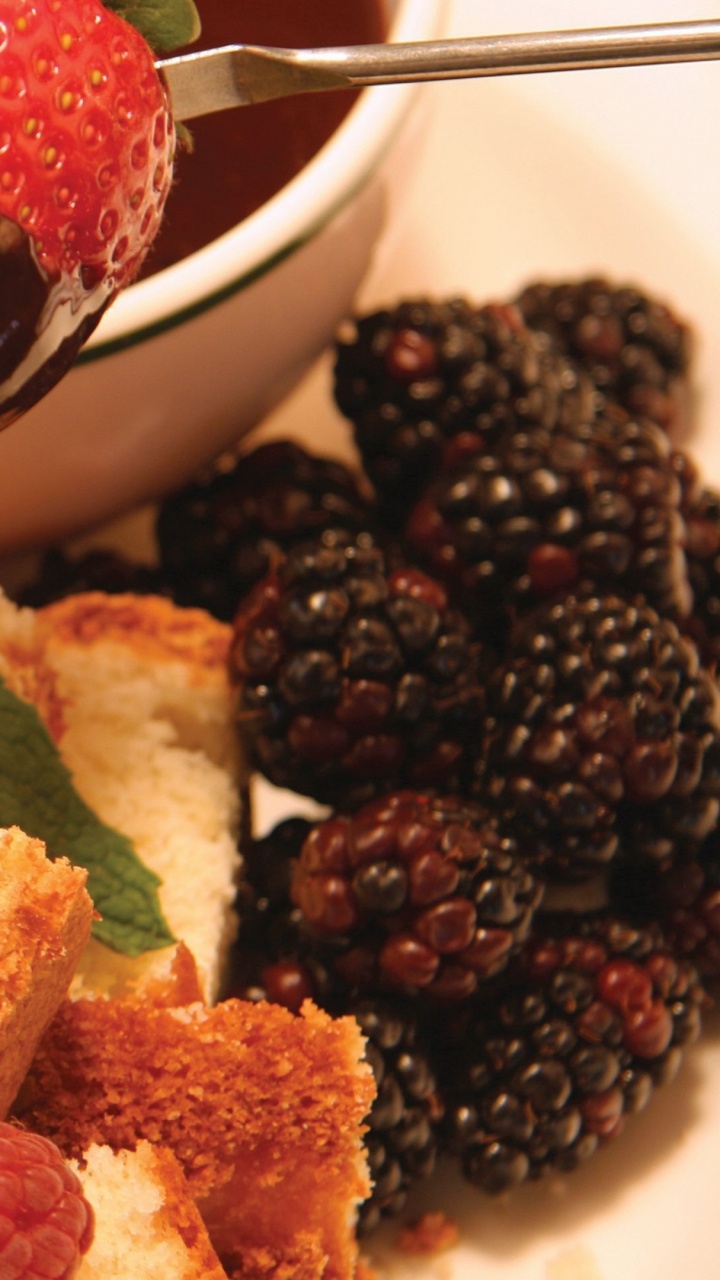 Erdbeeren Und Sahne Auf Weißer Keramikschale. Wallpaper in 720x1280 Resolution