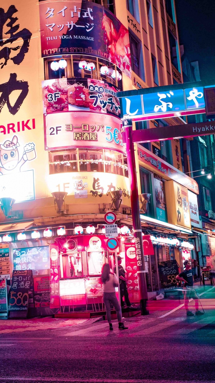 Leute, Die Nachts Auf Der Straße Gehen. Wallpaper in 720x1280 Resolution