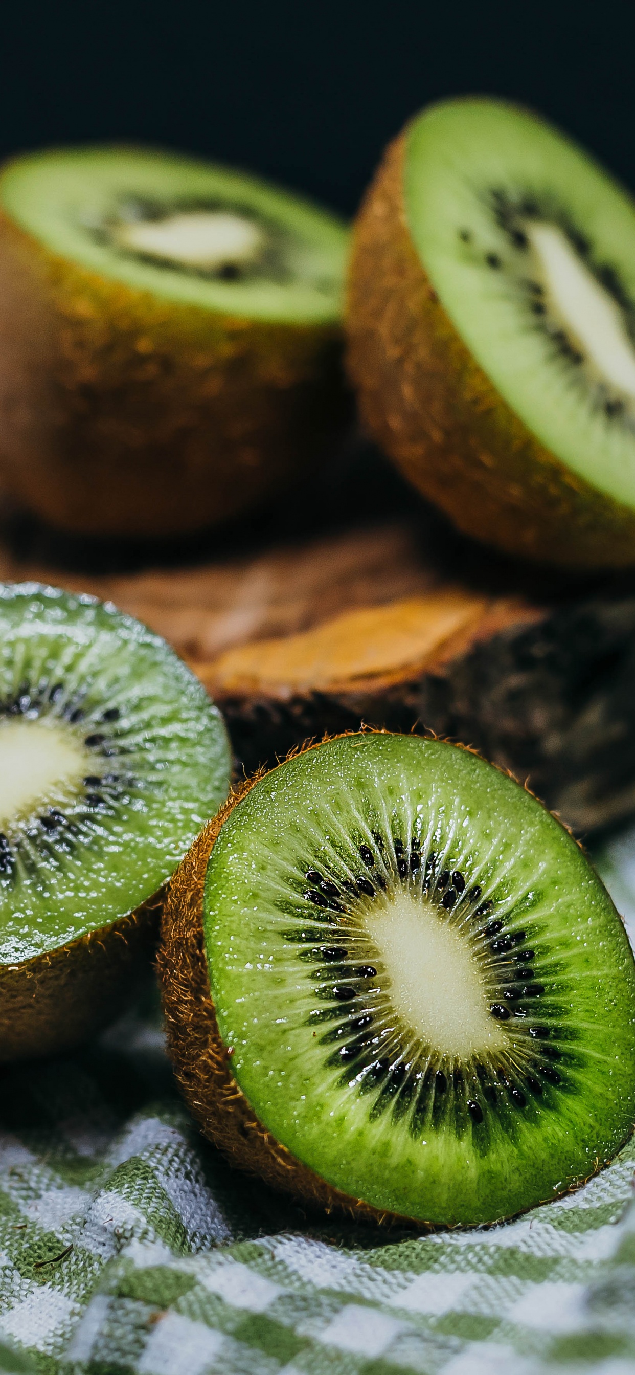 Kiwi Tranché Sur Une Planche à Découper en Bois Marron. Wallpaper in 1242x2688 Resolution