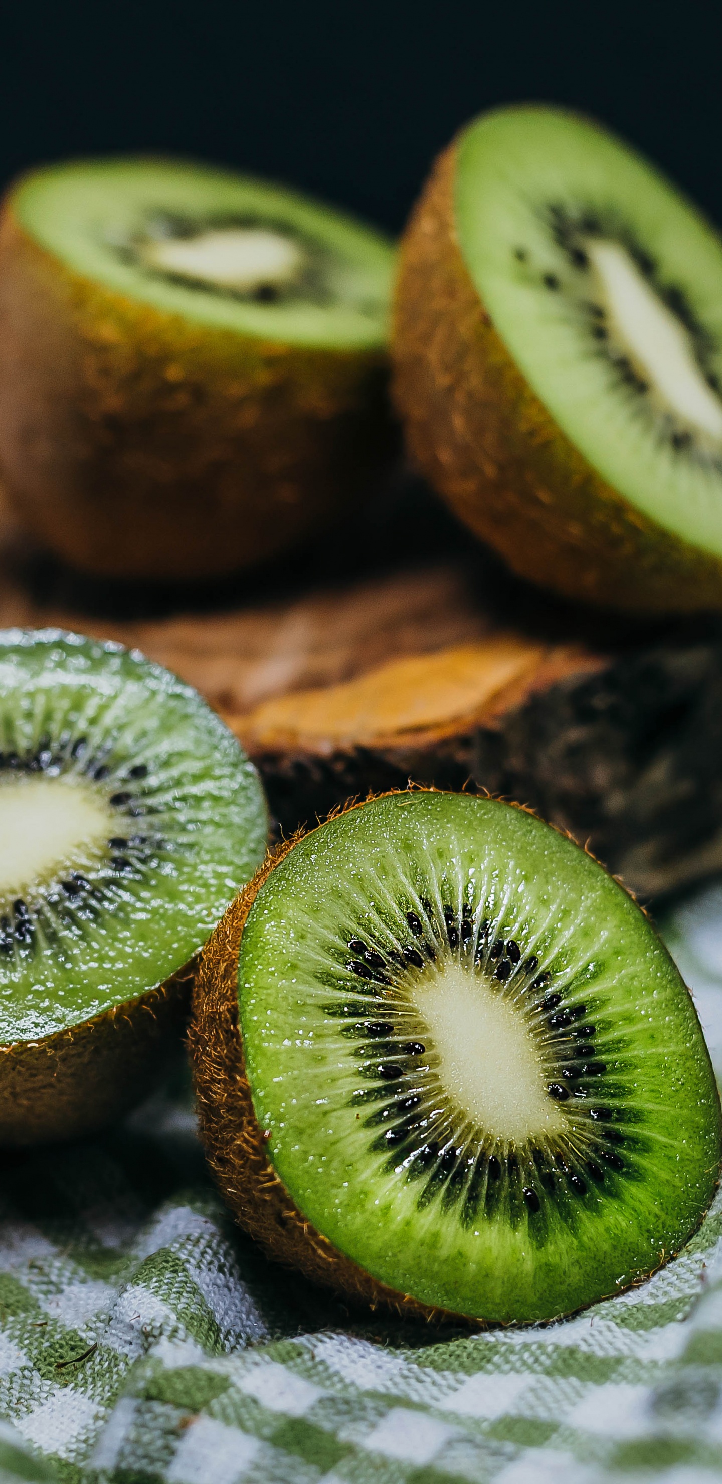 Geschnittene Kiwis Auf Braunem Holzschneidebrett. Wallpaper in 1440x2960 Resolution