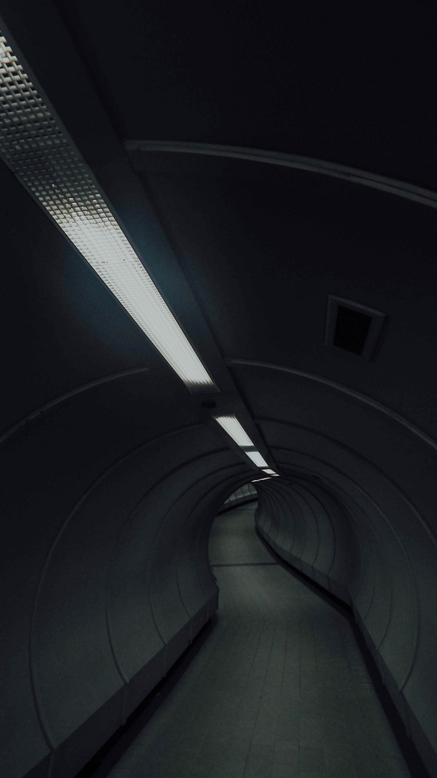 Tunnel Noir et Blanc Avec Lumière Blanche. Wallpaper in 1440x2560 Resolution