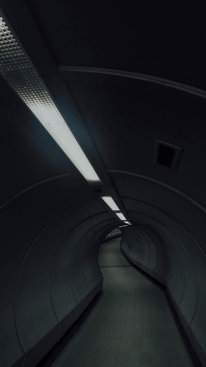 Tunnel Noir et Blanc Avec Lumière Blanche. Wallpaper in 720x1280 Resolution