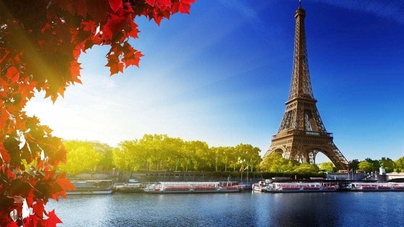 Eiffel Tower Near Body of Water During Daytime. Wallpaper in 1366x768 Resolution