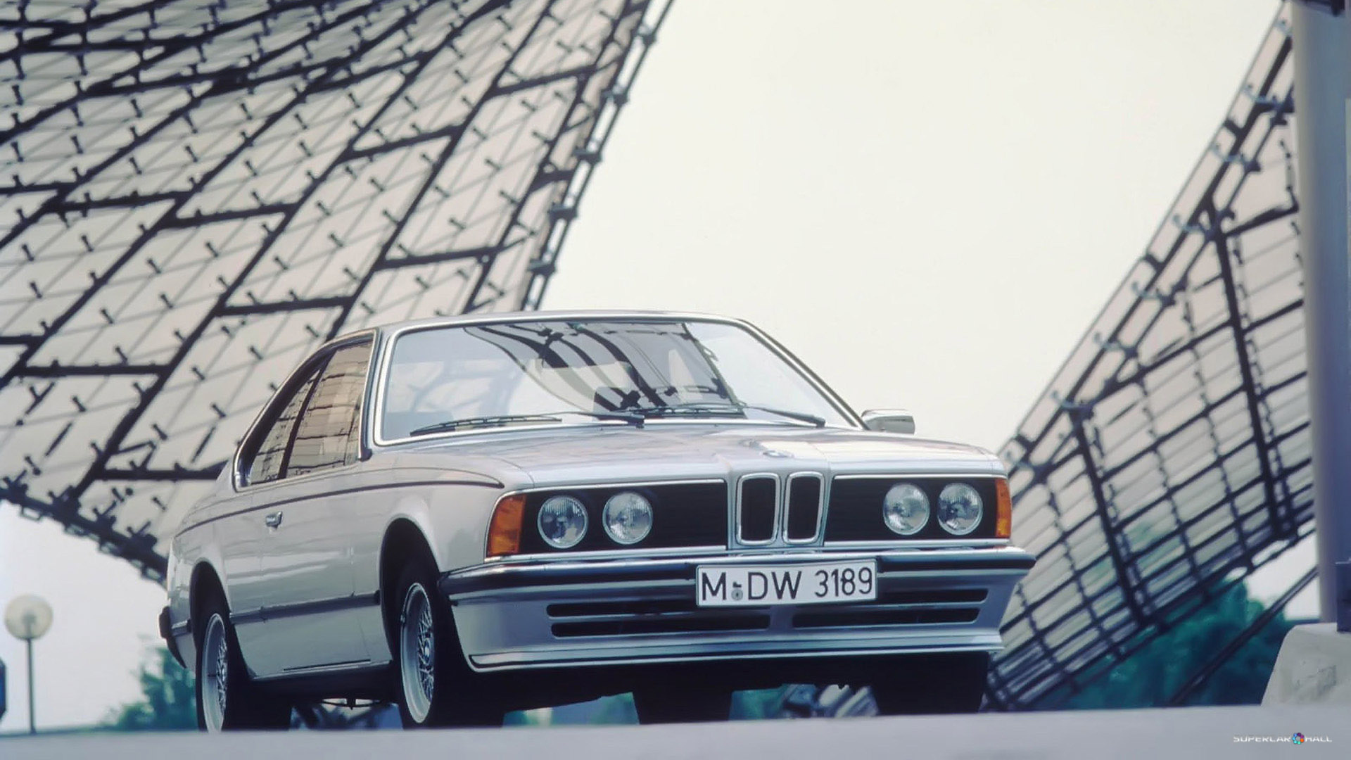 Silberner Bmw x Serie Parkt Auf Grauem Betonboden. Wallpaper in 1920x1080 Resolution