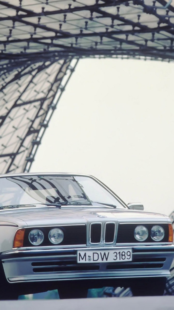 BMW Série x Argent Garée Sur Sol en Béton Gris. Wallpaper in 720x1280 Resolution