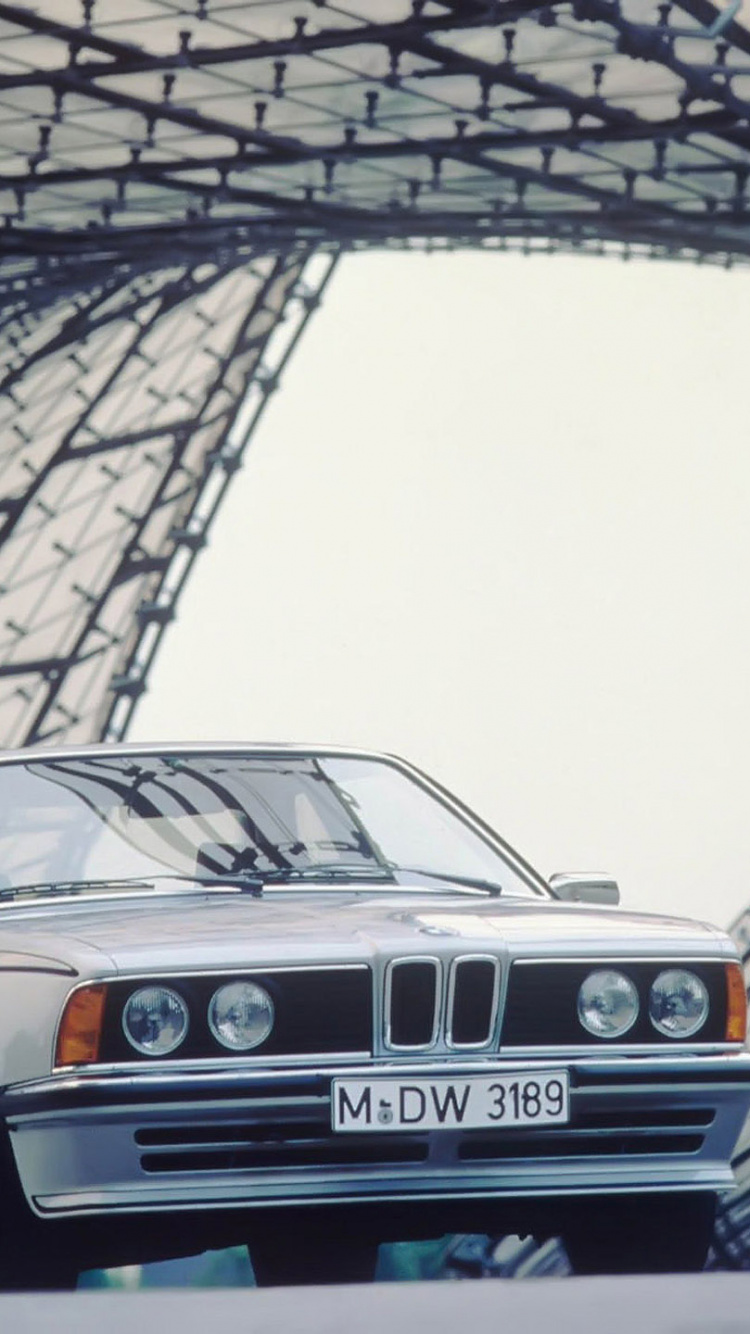 Plata Bmw Serie x Estacionado Sobre Piso de Concreto Gris. Wallpaper in 750x1334 Resolution