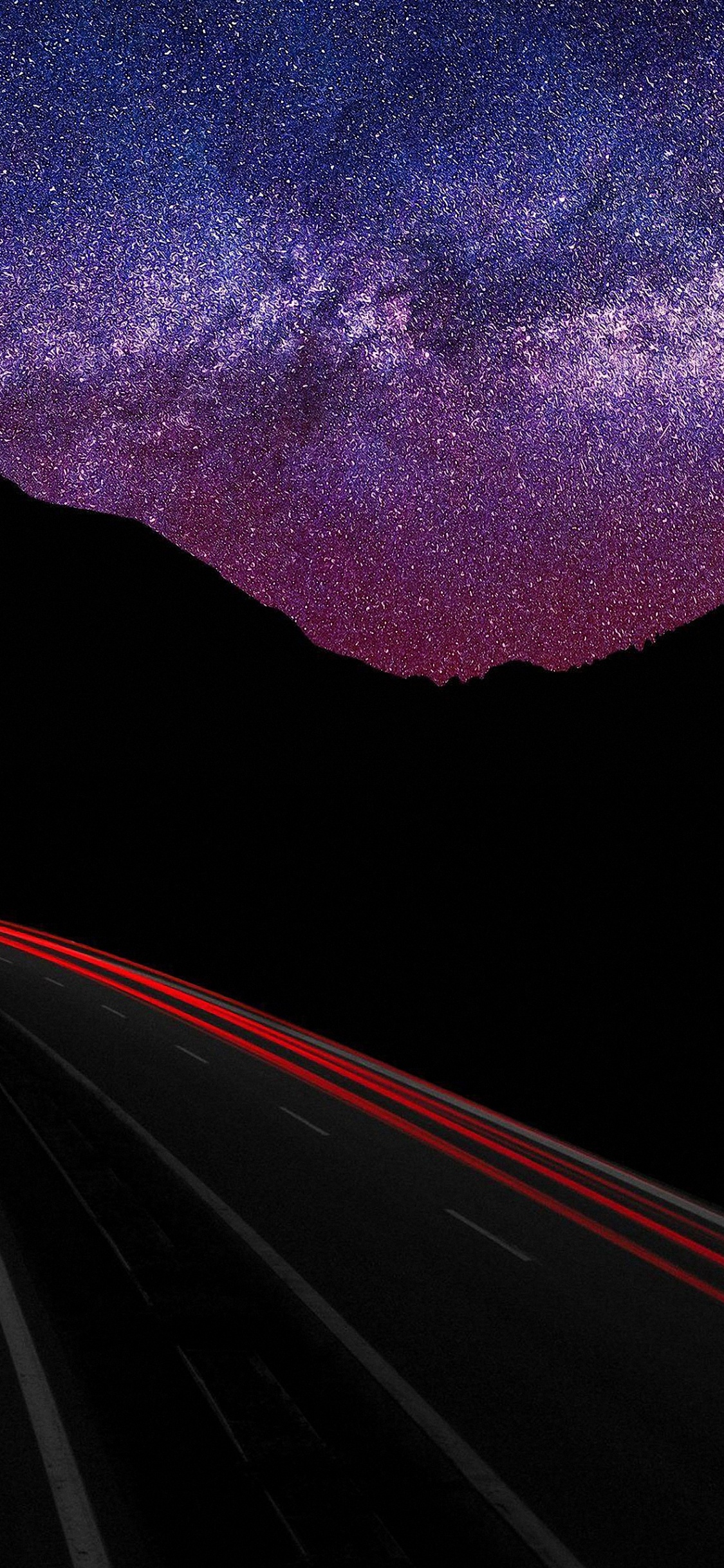 Voiture Noire Sur Route Pendant la Nuit. Wallpaper in 1125x2436 Resolution