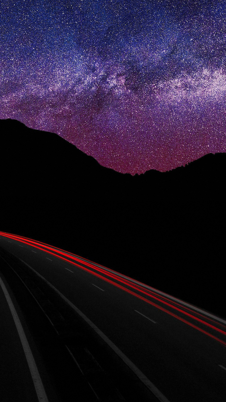 Coche Negro en la Carretera Durante la Noche. Wallpaper in 750x1334 Resolution