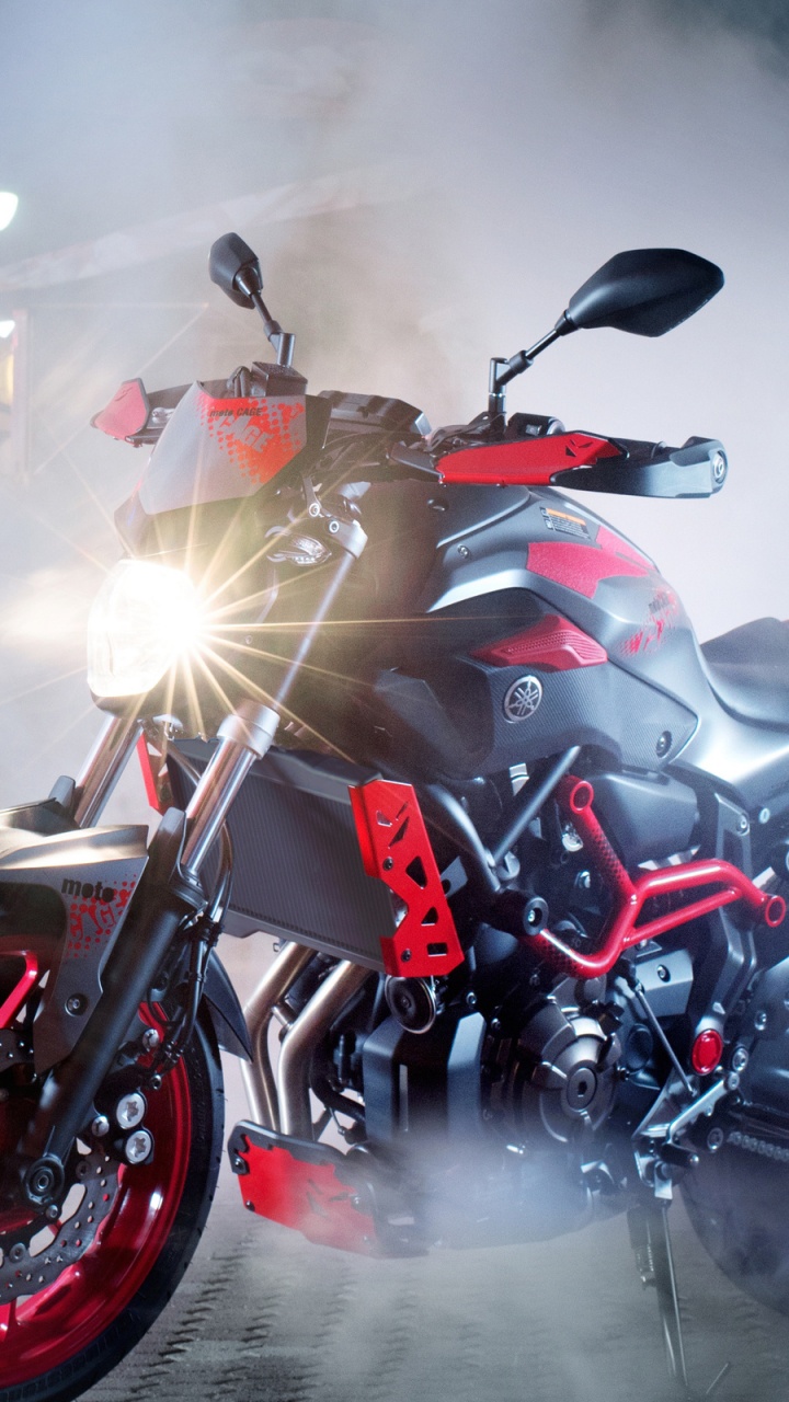 Moto Rouge et Noire Sur la Chaussée Grise. Wallpaper in 720x1280 Resolution