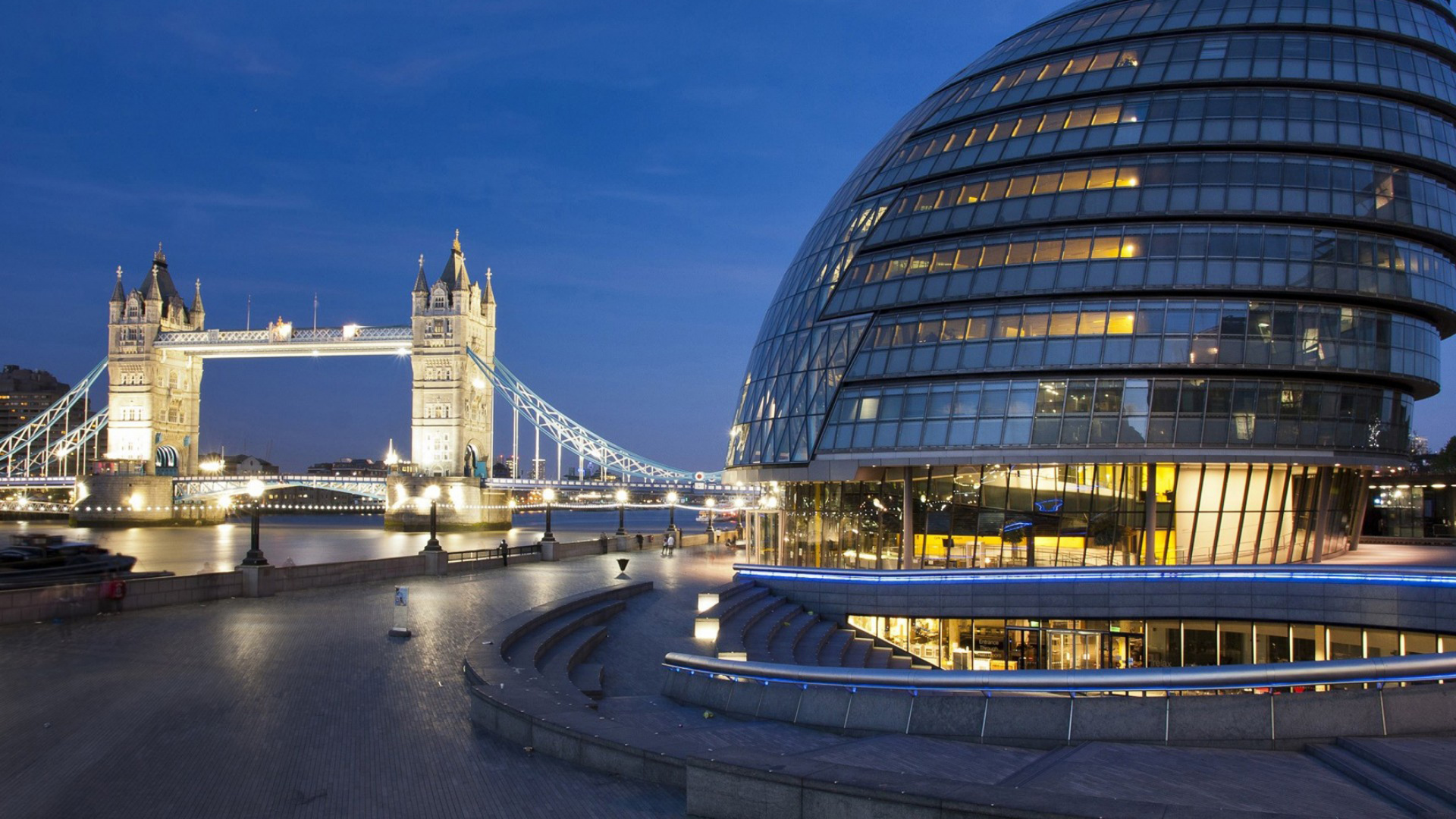 Weißes Und Blaues Gebäude in Der Nähe Eines Gewässers Während Der Nacht. Wallpaper in 1920x1080 Resolution