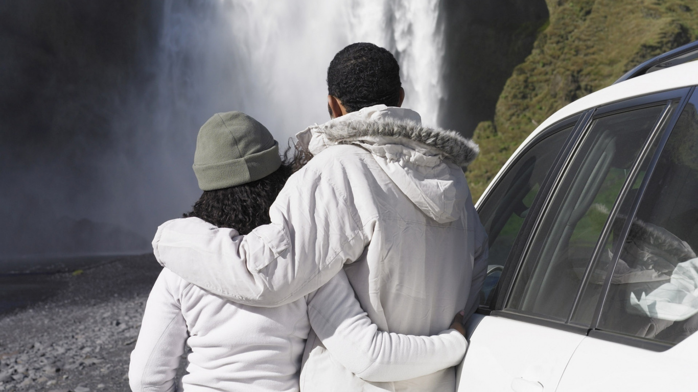 Câlin, Couple, Sentiment, Amour, Interaction. Wallpaper in 1366x768 Resolution