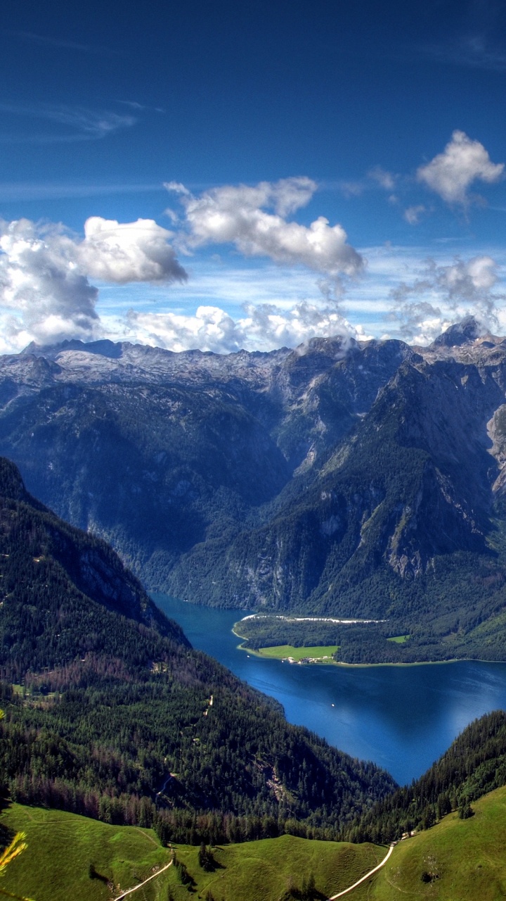 Grüne Und Schwarze Berge Unter Blauem Himmel Und Weißen Wolken Tagsüber. Wallpaper in 720x1280 Resolution
