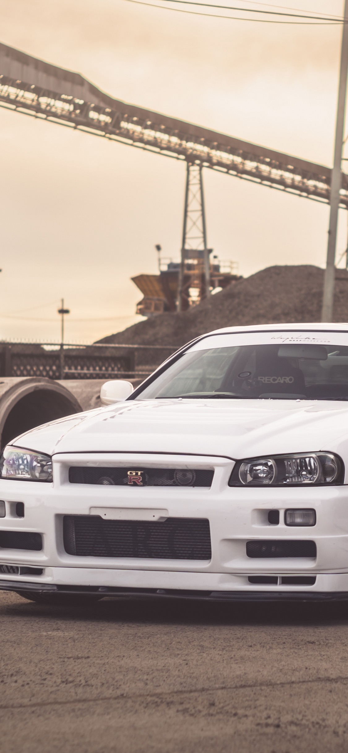 Audi r 8 Blanche Sur Route Pendant la Journée. Wallpaper in 1125x2436 Resolution