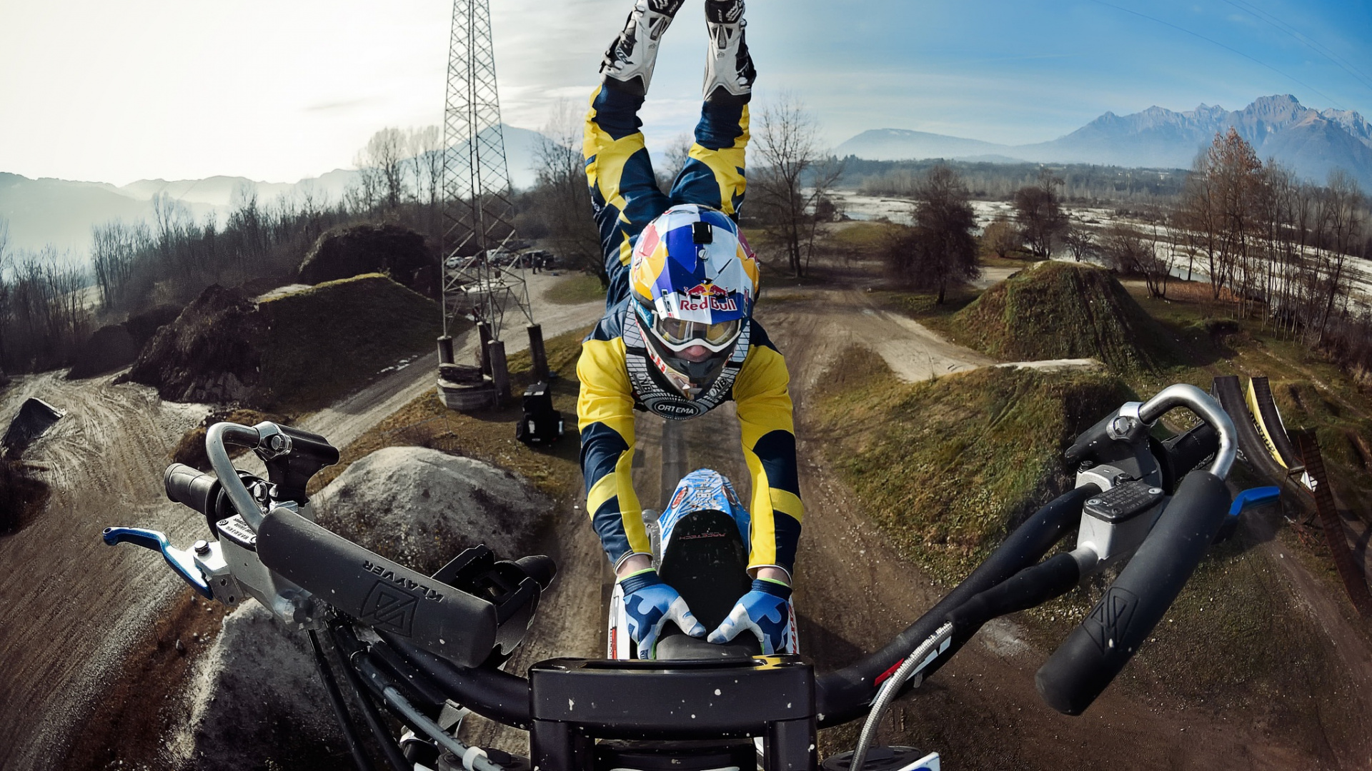 Homme en Veste Bleue et Jaune à Cheval Sur Une Poussette Noire et Bleue Pendant la Journée. Wallpaper in 1920x1080 Resolution
