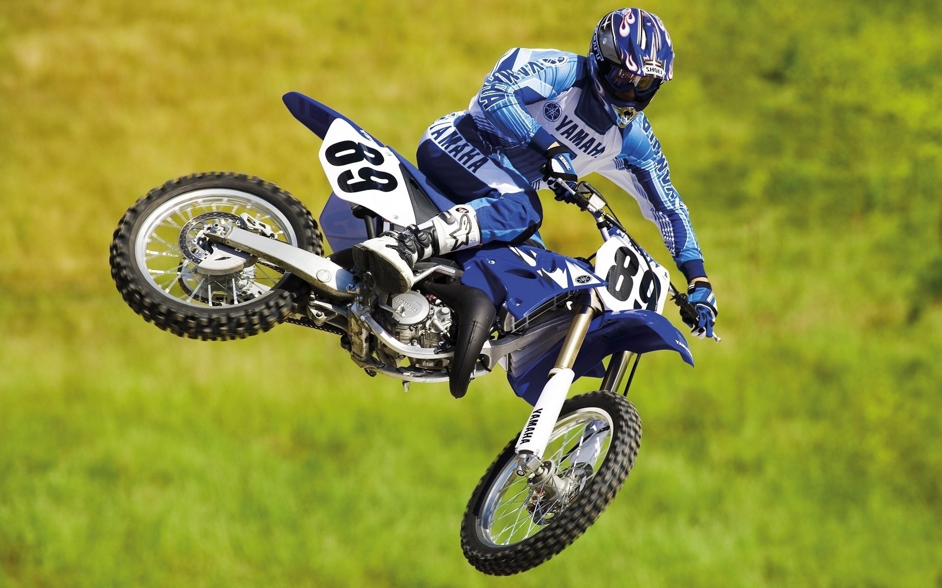 Fondos de Pantalla Hombre en Casco de Motocross Azul y Blanco Montando Moto de Cross de Motocross Azul y Blanco Imagenes y Fotos Gratis