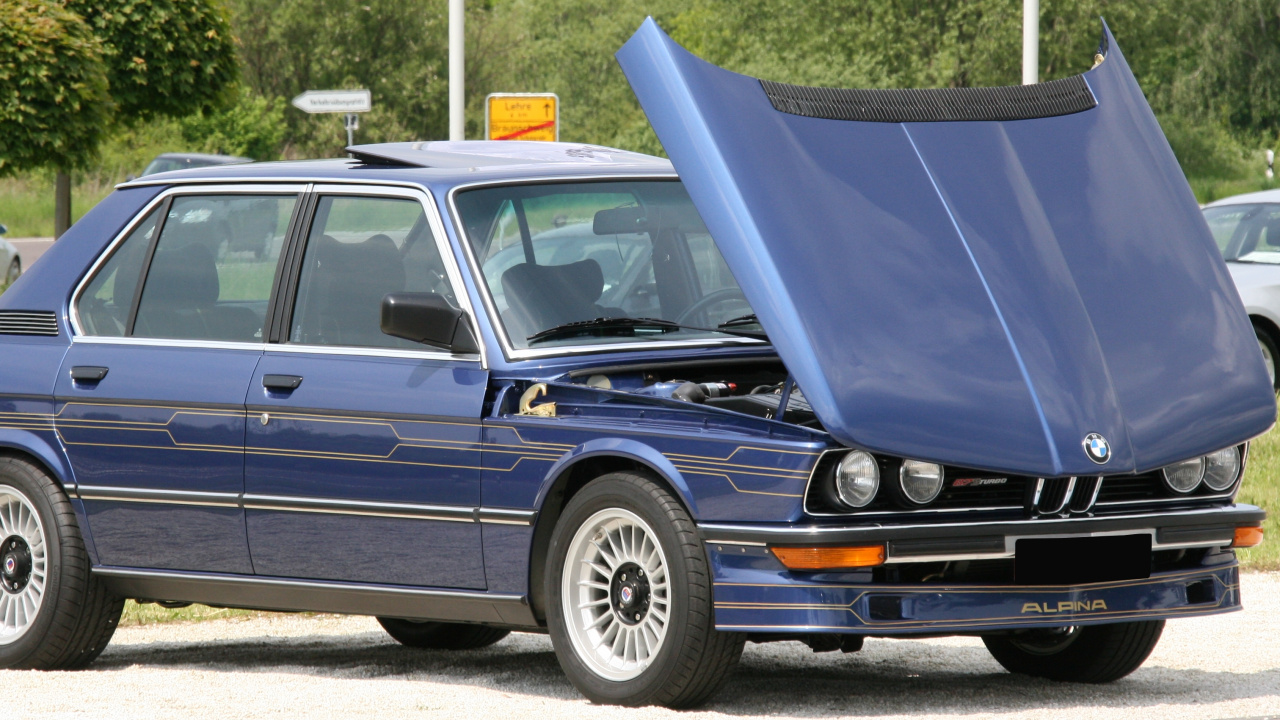 Coche Azul en la Carretera de Asfalto Gris Durante el Día. Wallpaper in 1280x720 Resolution