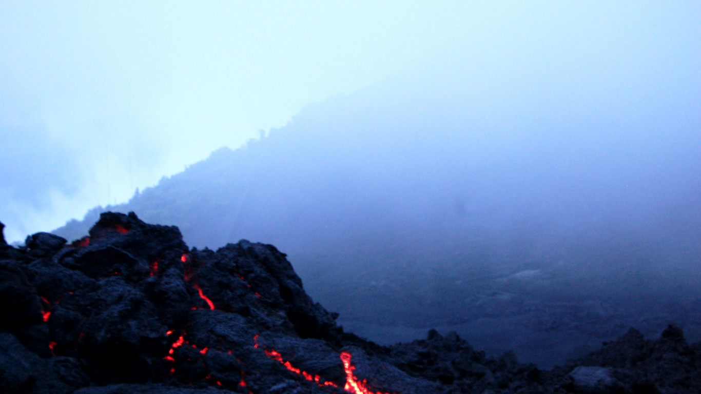 Schwarzer Felsiger Berg Unter Weißem Himmel Tagsüber White. Wallpaper in 1366x768 Resolution