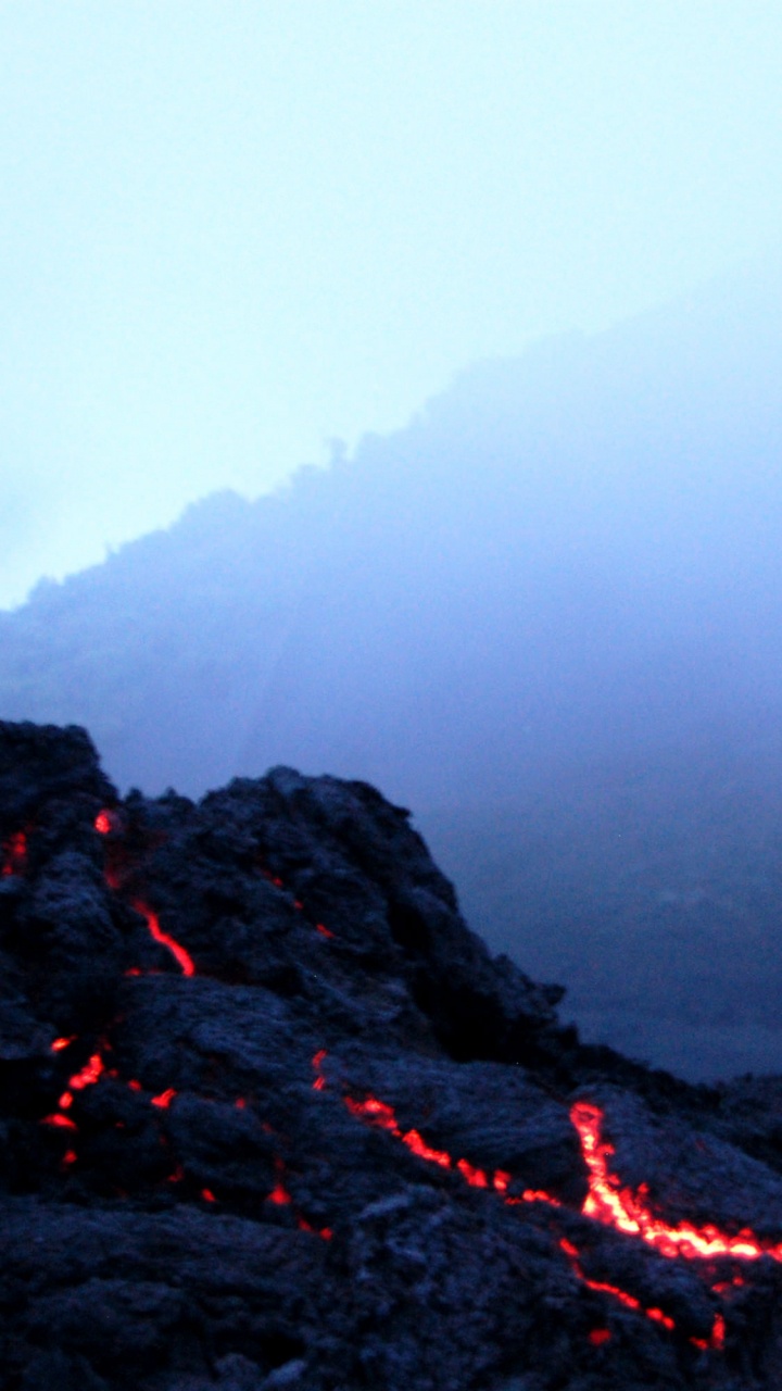 Schwarzer Felsiger Berg Unter Weißem Himmel Tagsüber White. Wallpaper in 720x1280 Resolution