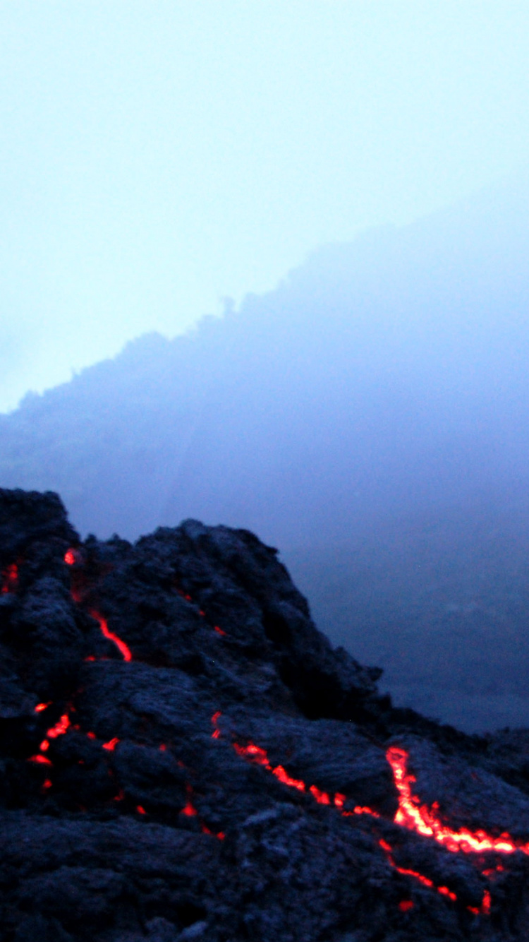 Black Rocky Mountain Under White Sky During Daytime. Wallpaper in 750x1334 Resolution