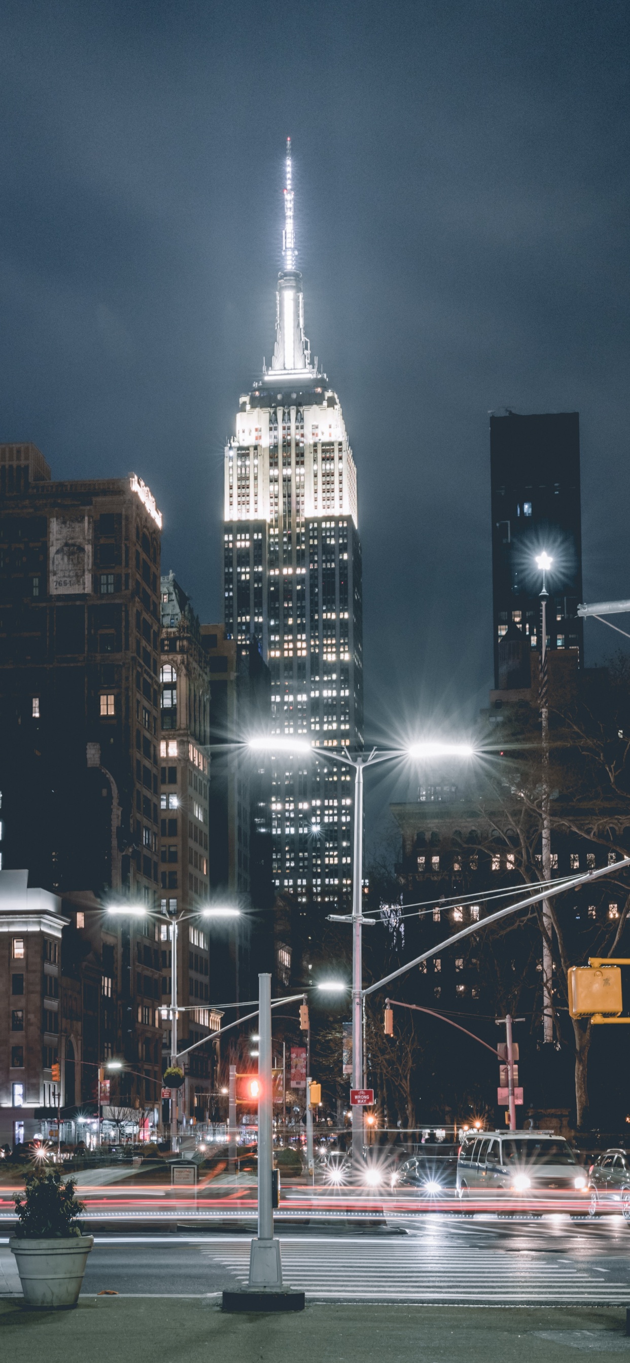 Edificio de Hormigón Blanco y Negro Durante la Noche.. Wallpaper in 1242x2688 Resolution