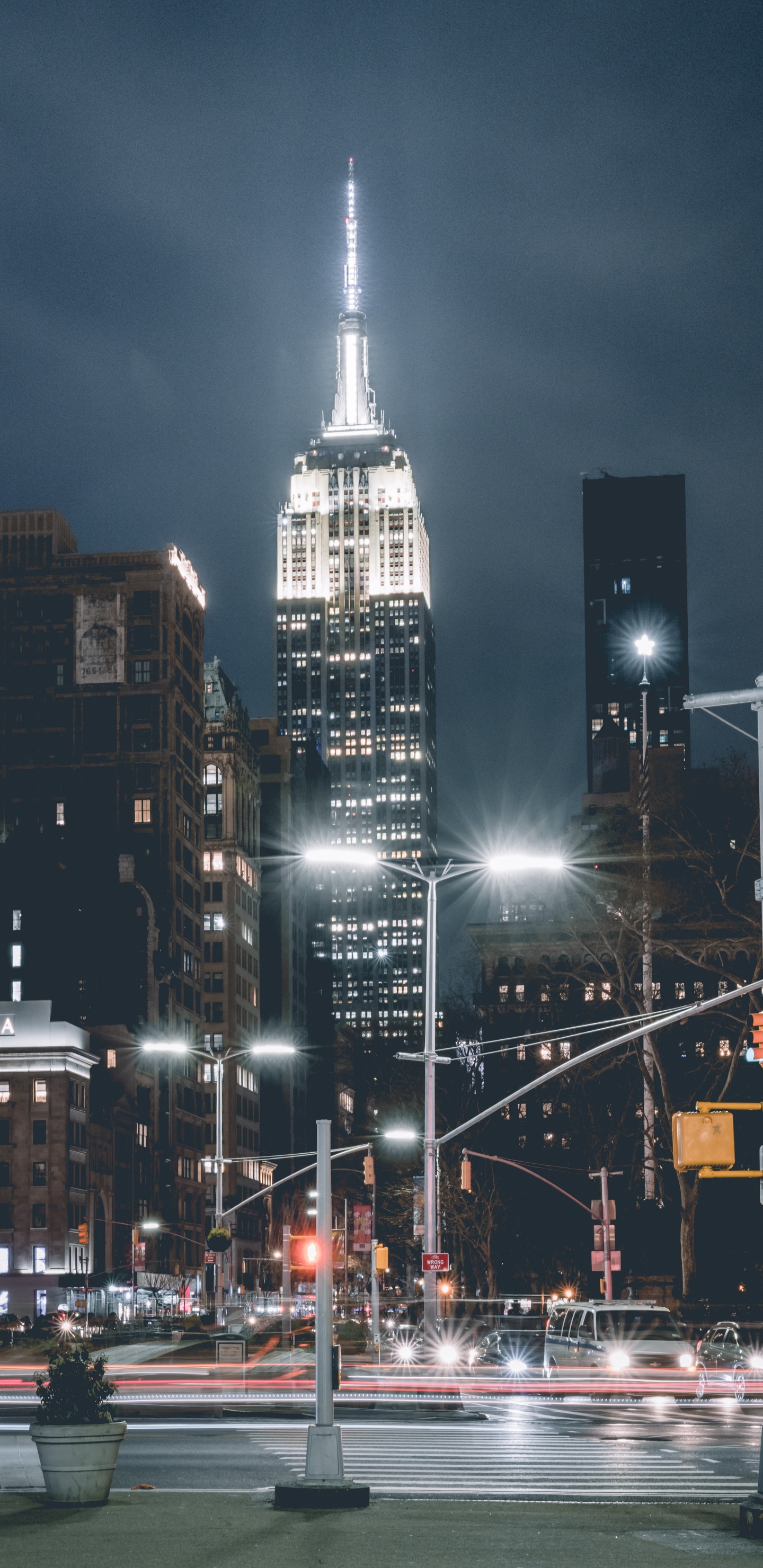 Edificio de Hormigón Blanco y Negro Durante la Noche.. Wallpaper in 1440x2960 Resolution
