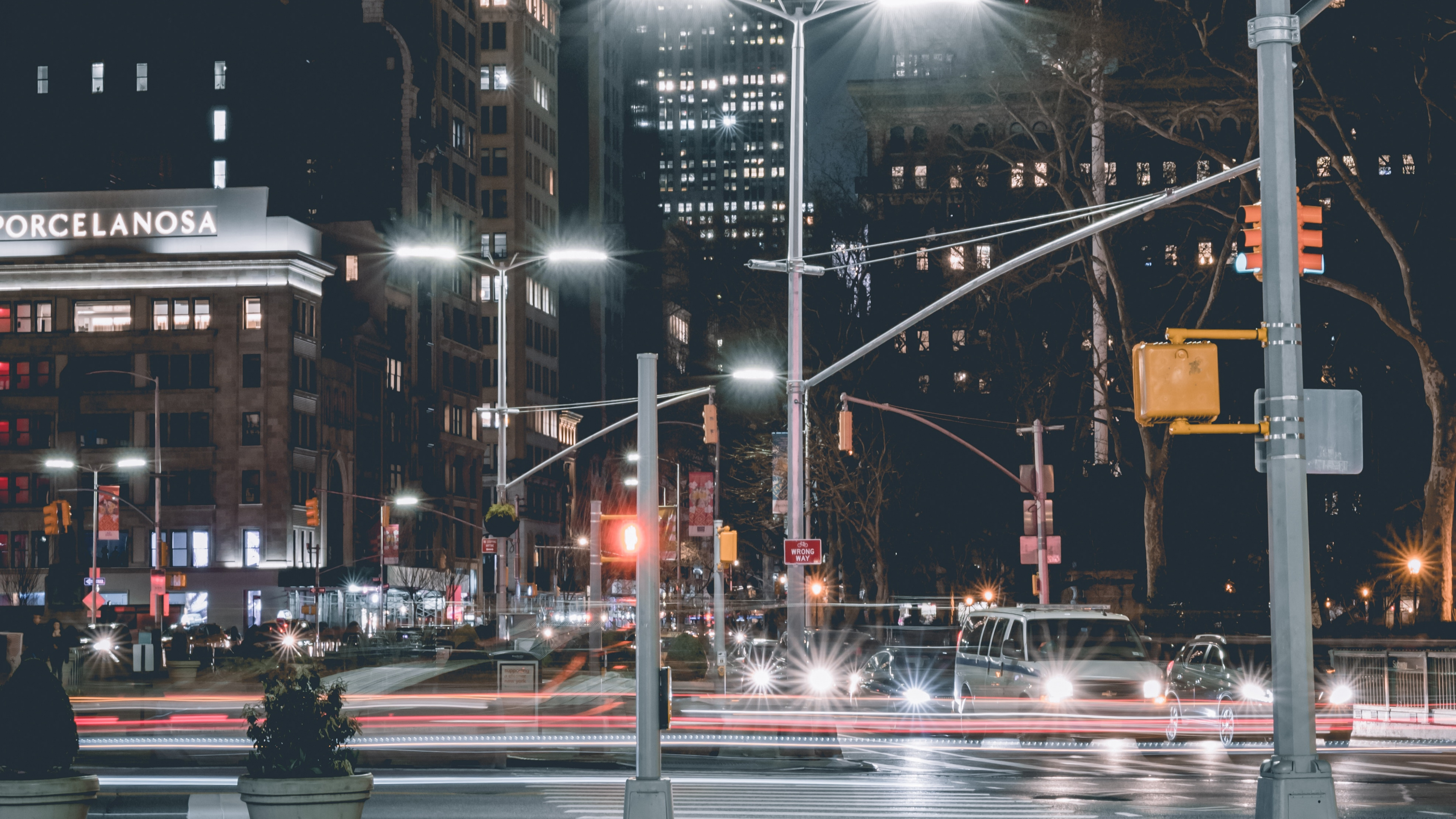 Edificio de Hormigón Blanco y Negro Durante la Noche.. Wallpaper in 3840x2160 Resolution