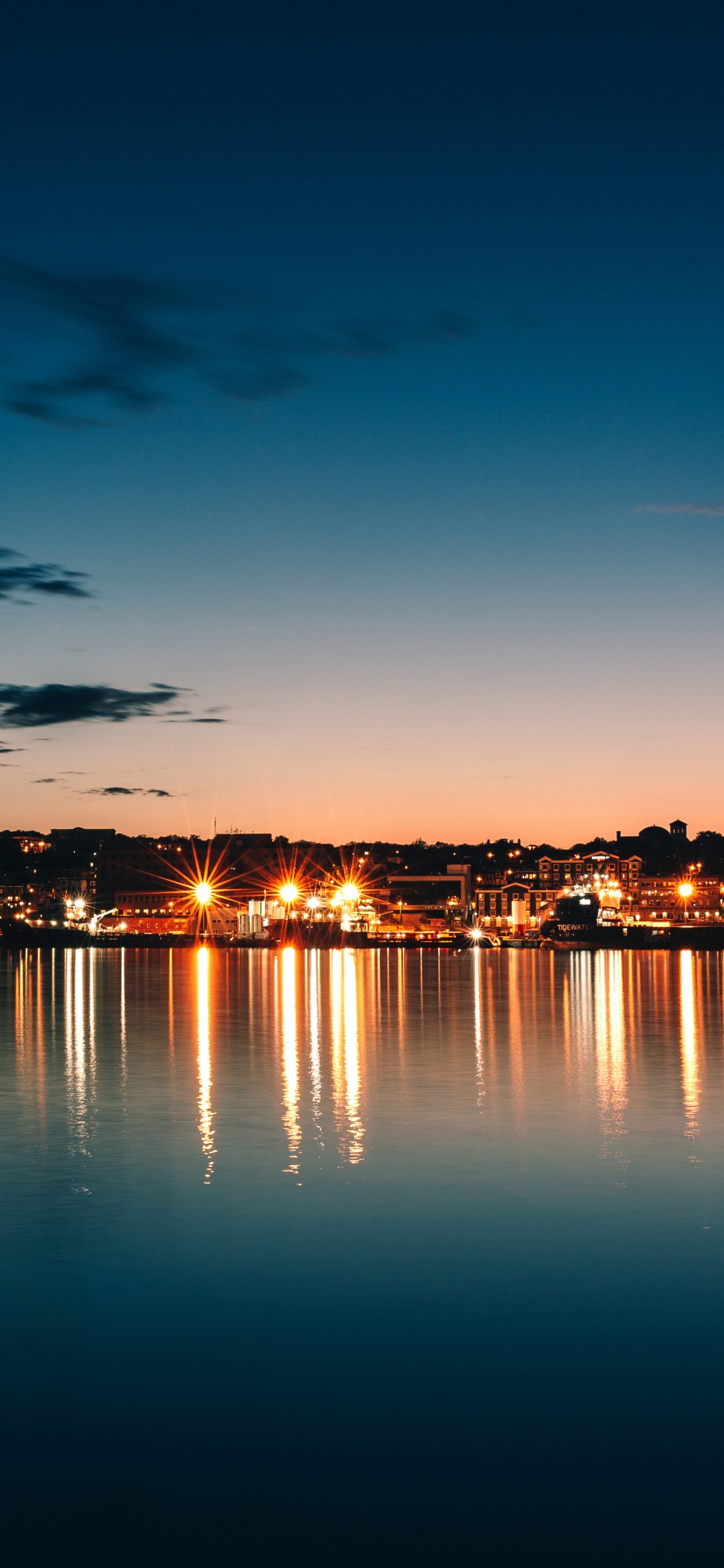 Plan D'eau Pendant la Nuit. Wallpaper in 1125x2436 Resolution